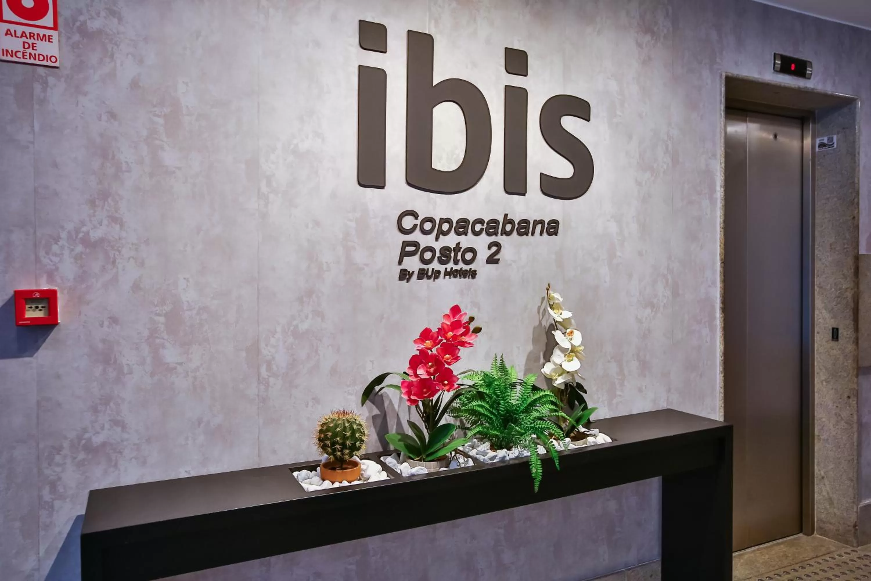 Property logo or sign in ibis Copacabana Posto 2