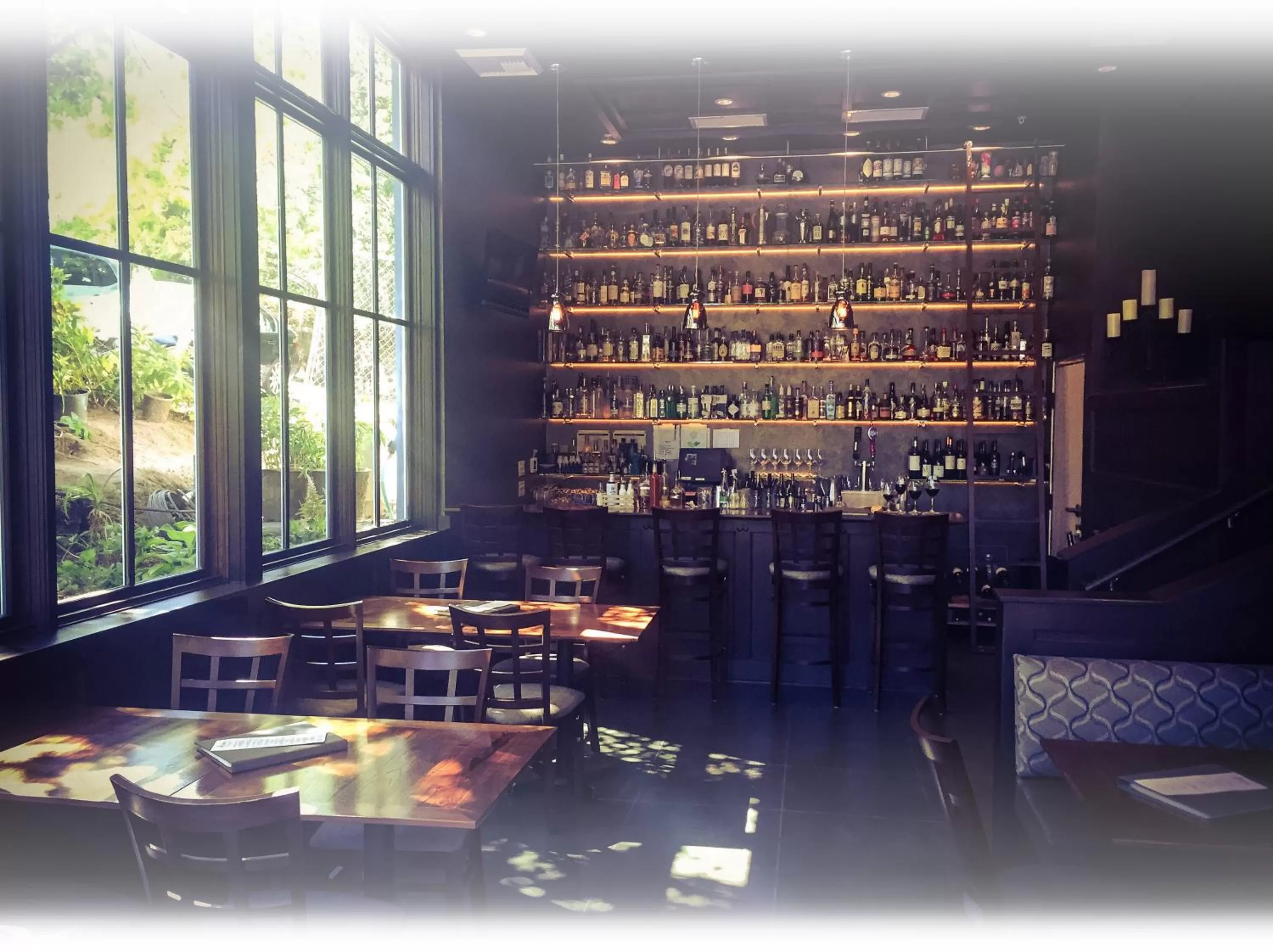 Lounge or bar in Winchester Inn