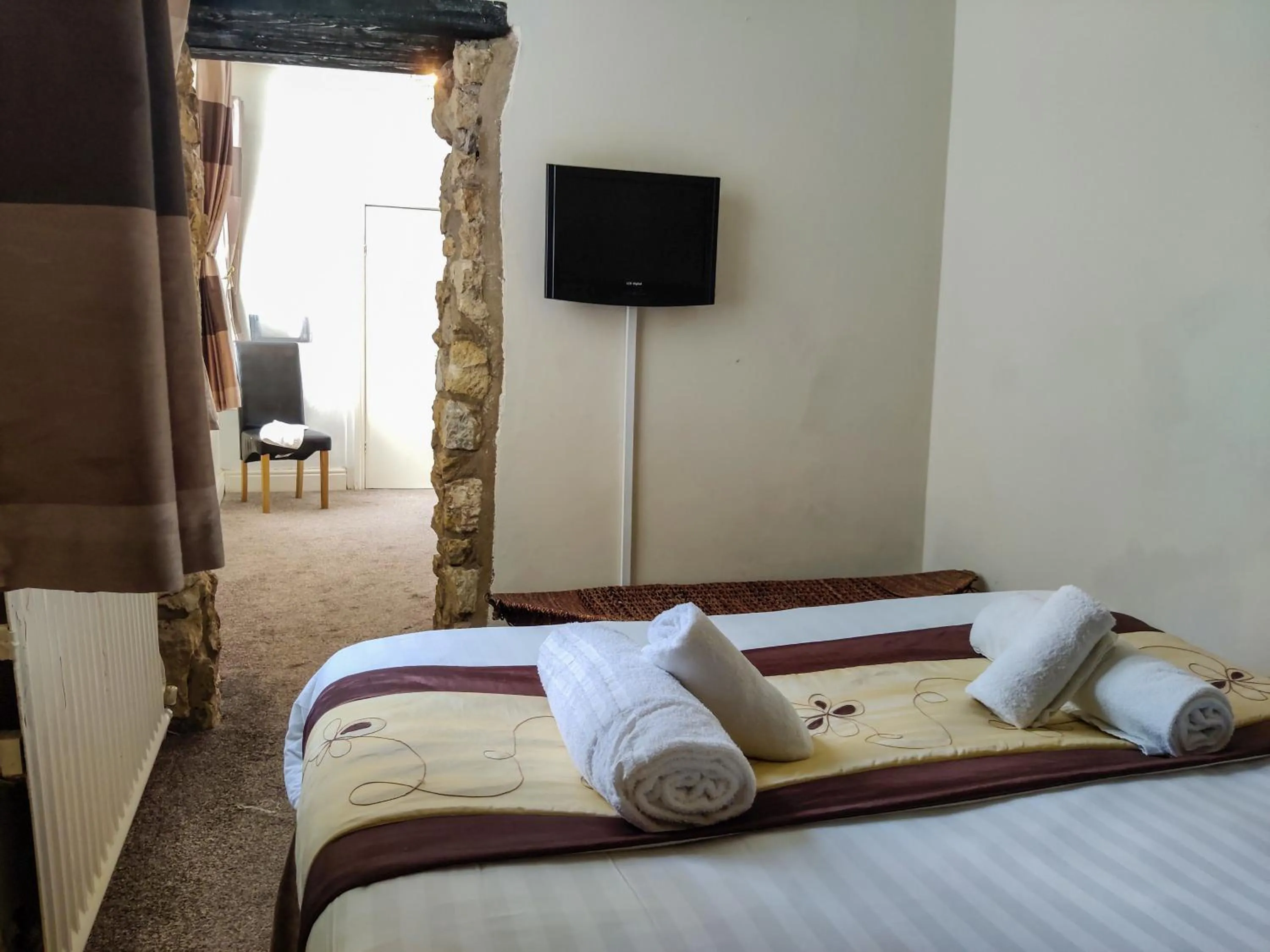 Bedroom, Bed in Wentworth House - Free Parking