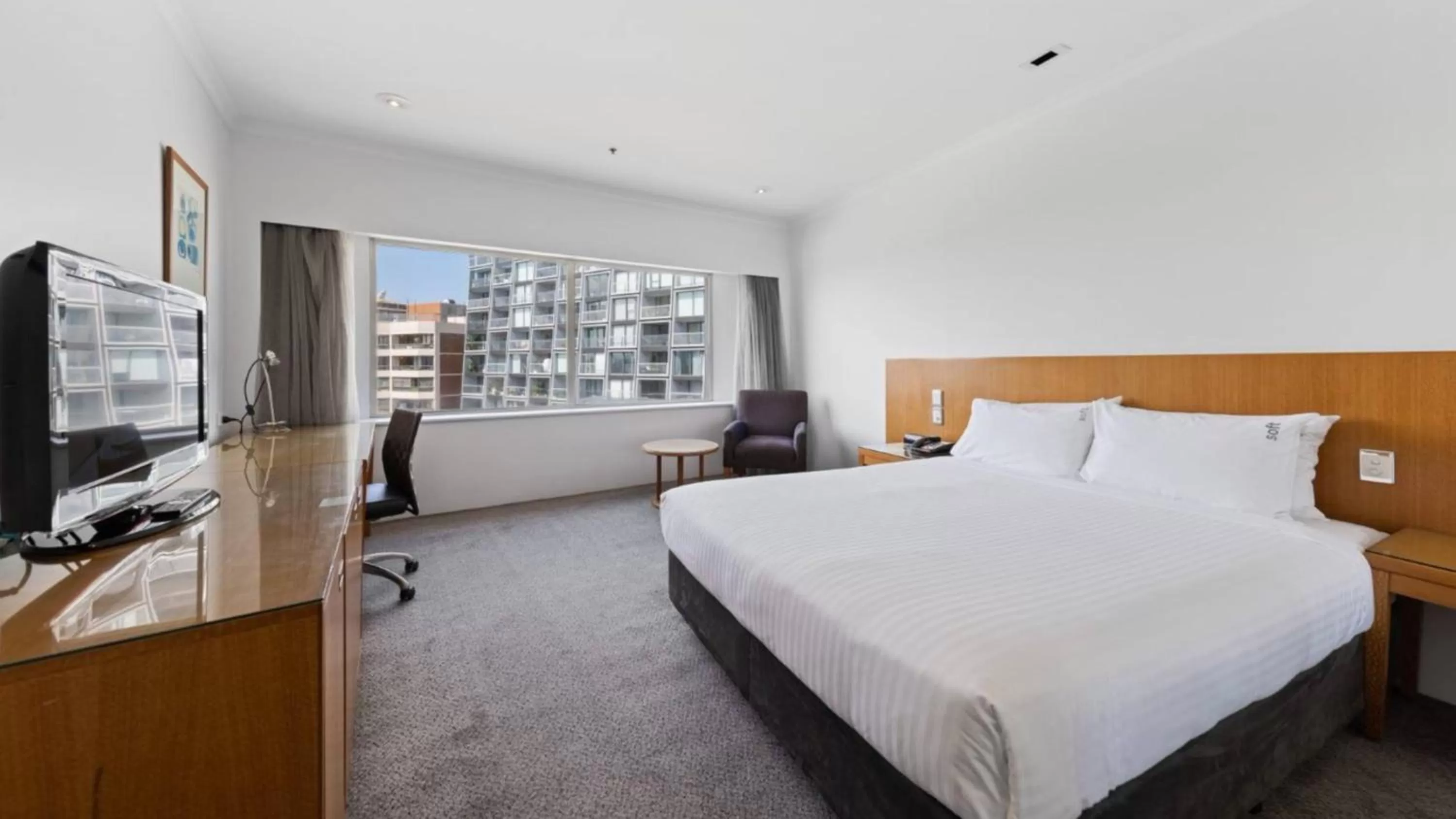 Photo of the whole room, Bed in Holiday Inn Sydney Potts Point