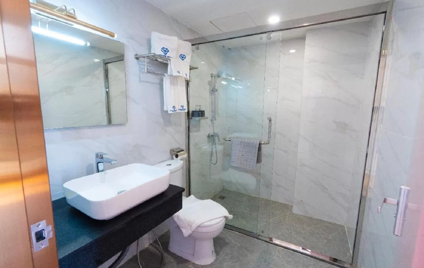Shower in Sapphire Hotel Silom Bangkok