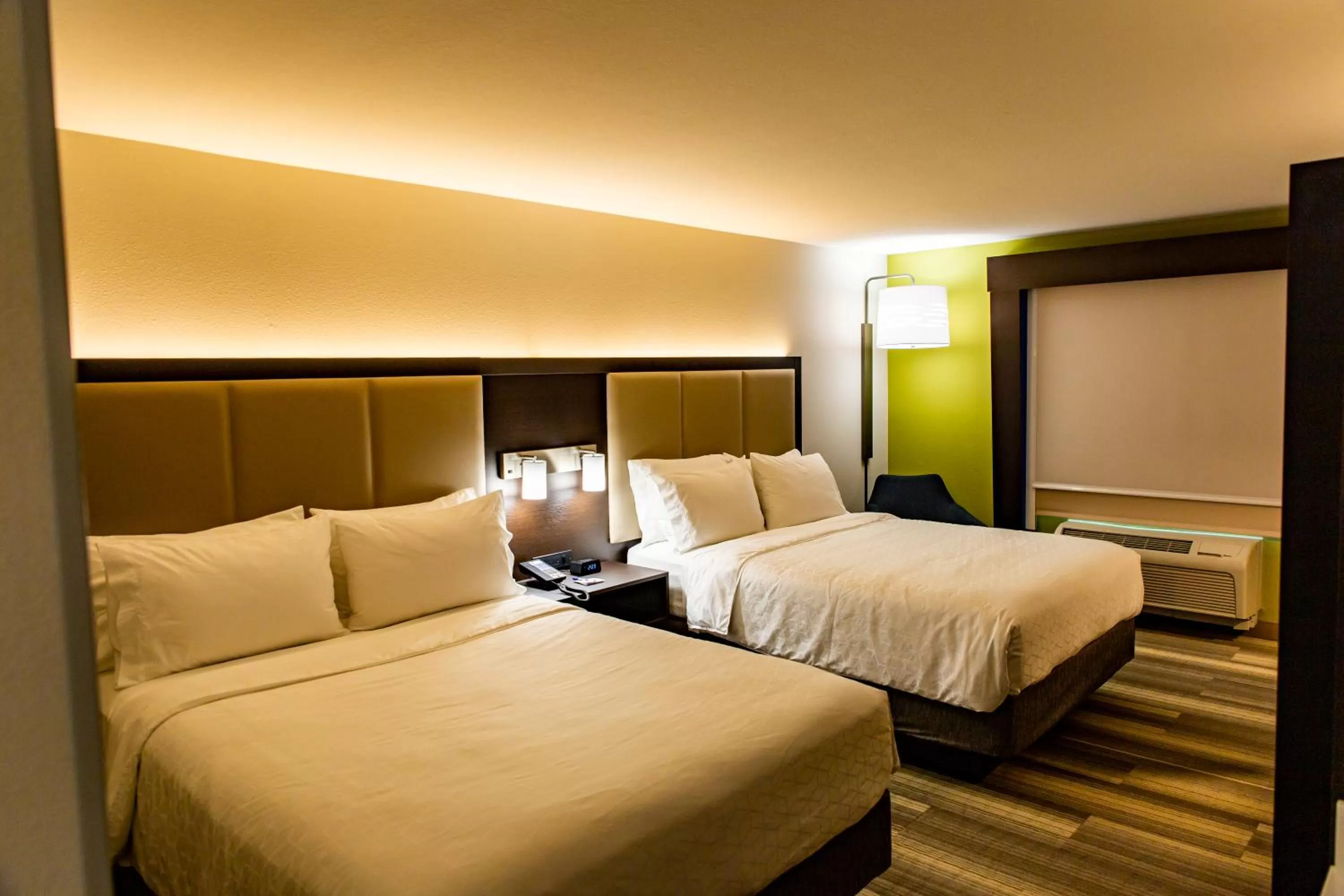 Bed in Holiday Inn Express - Columbus - Dublin by IHG