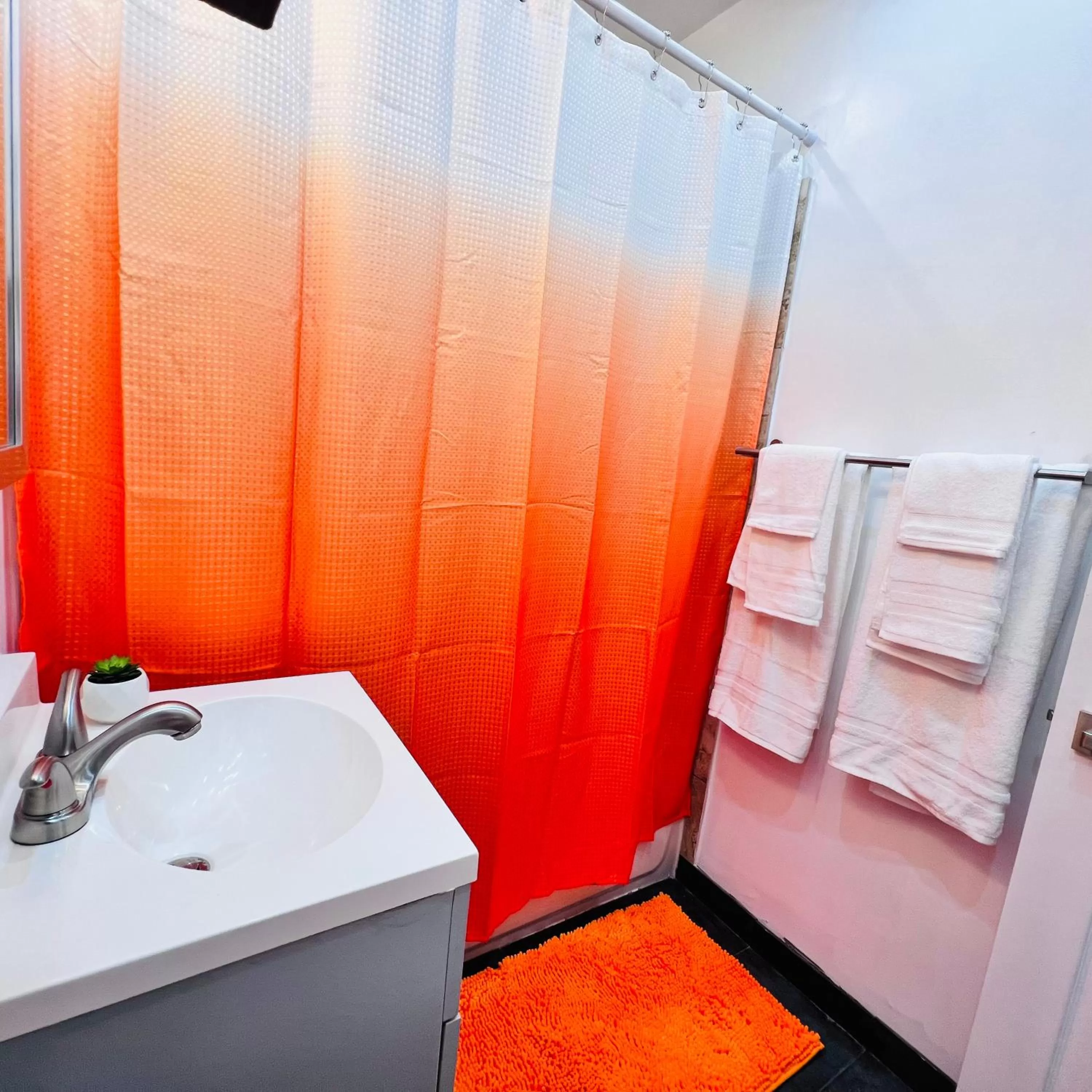 Bathroom, Bed in CocoBay 2BR Condos Near Beach, Galleria Mall, Wilton Manors, Cruise Port