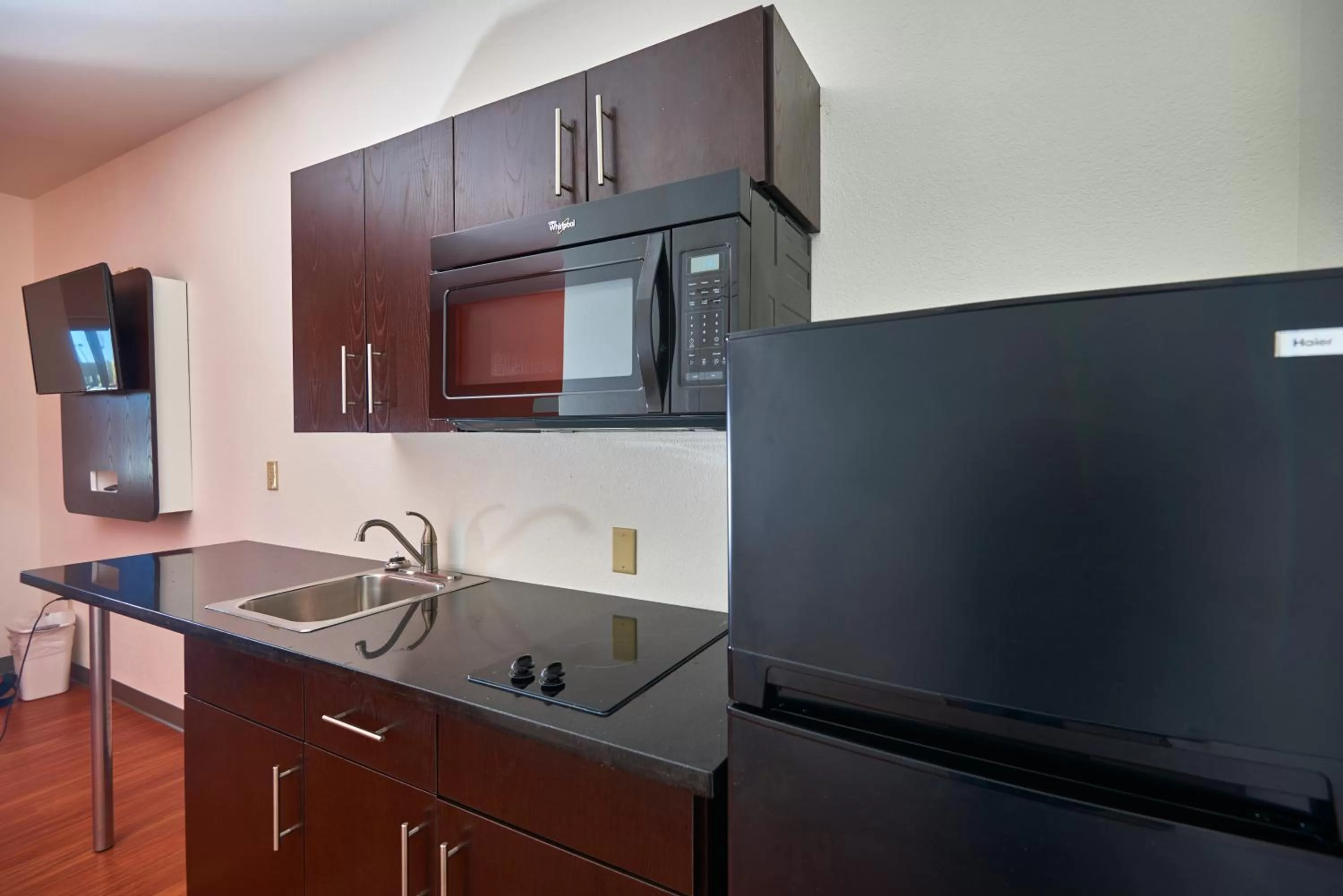 Kitchen or kitchenette in Motel 6 Wilkes Barre Arena