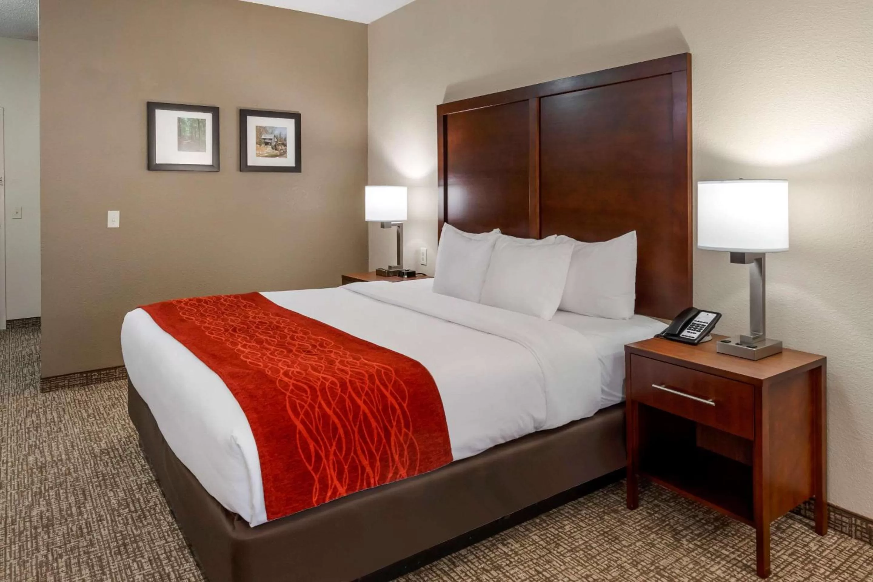 Photo of the whole room, Bed in comfort & inn Suites