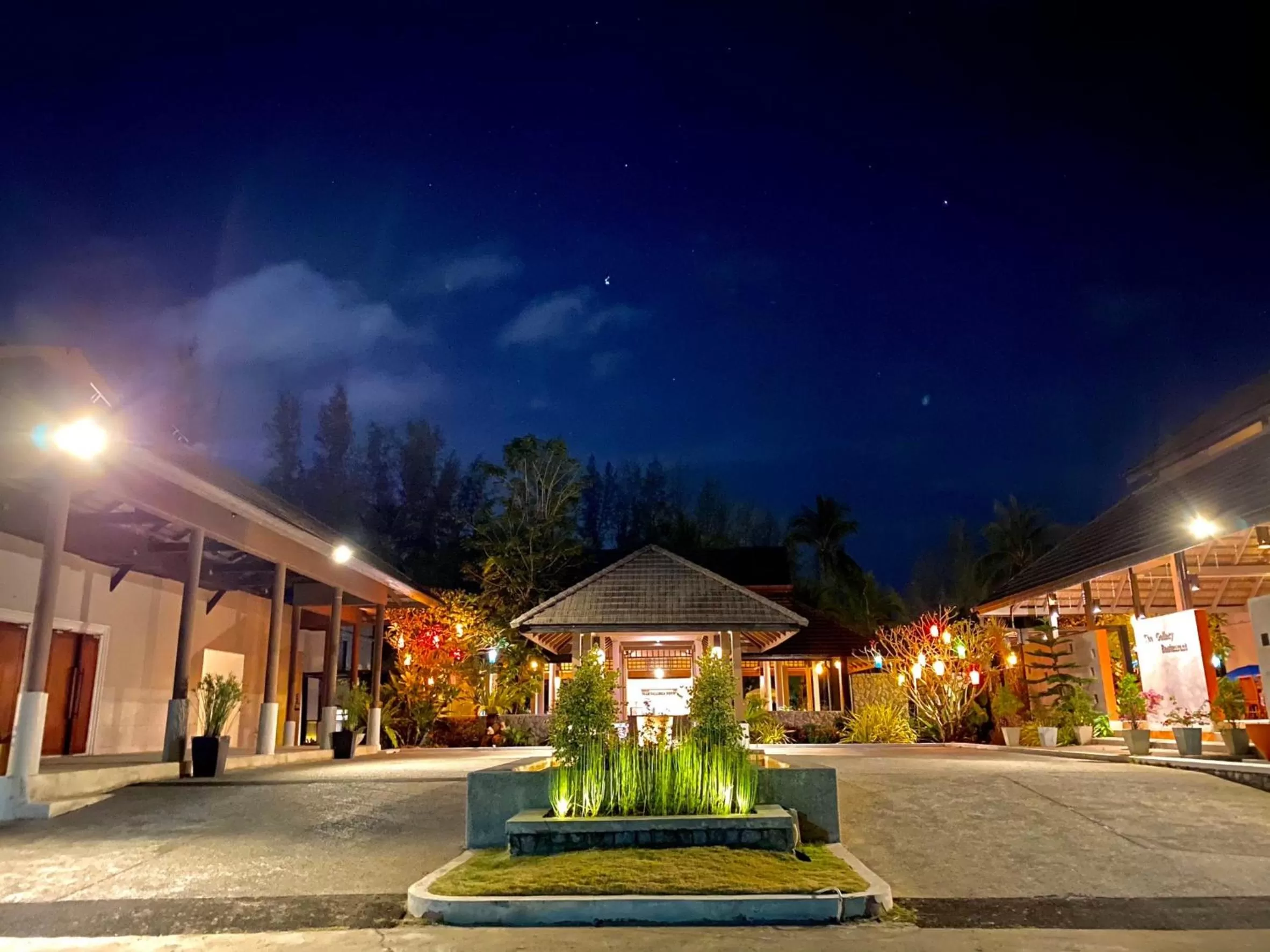 Facade/entrance in Palm Galleria Resort