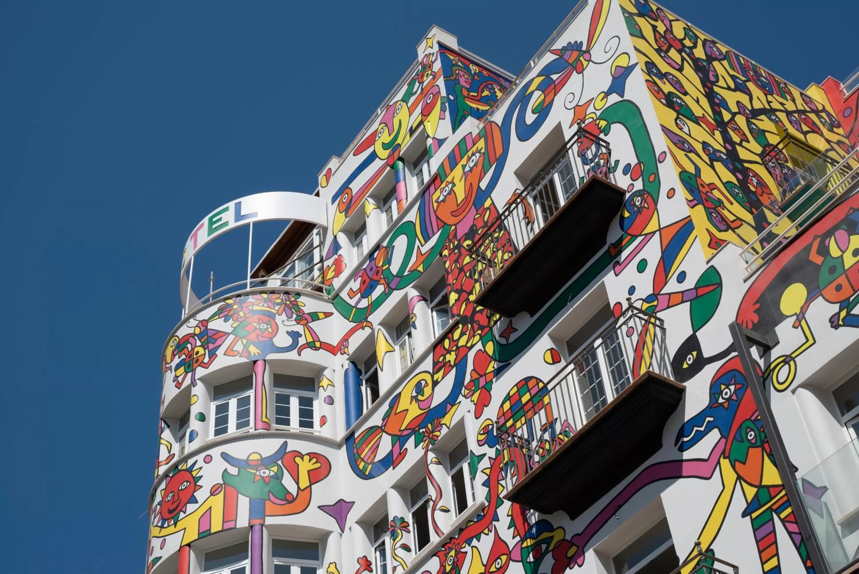 Property building in Hotel Artmadams