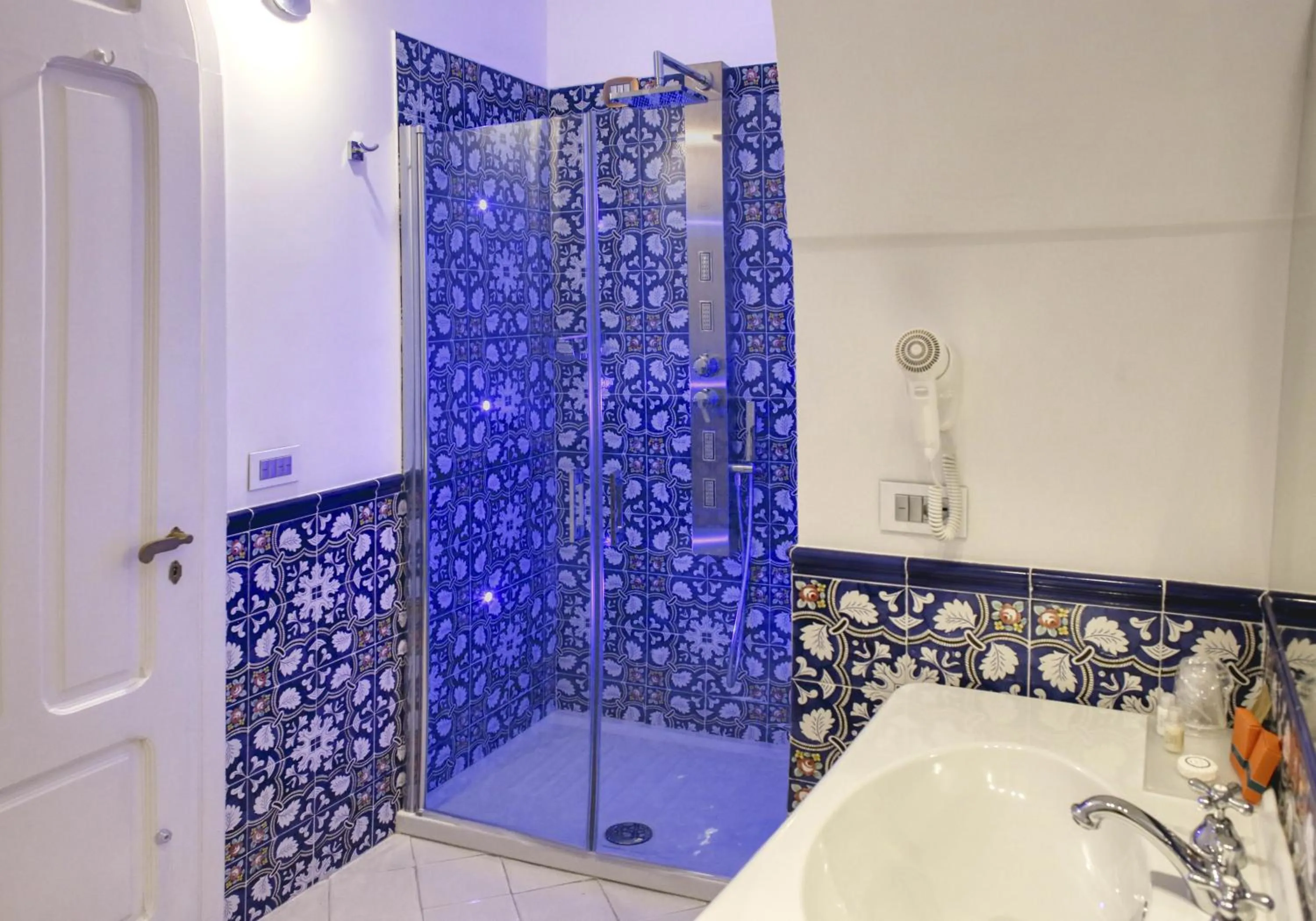 Shower in Palazzo Confalone
