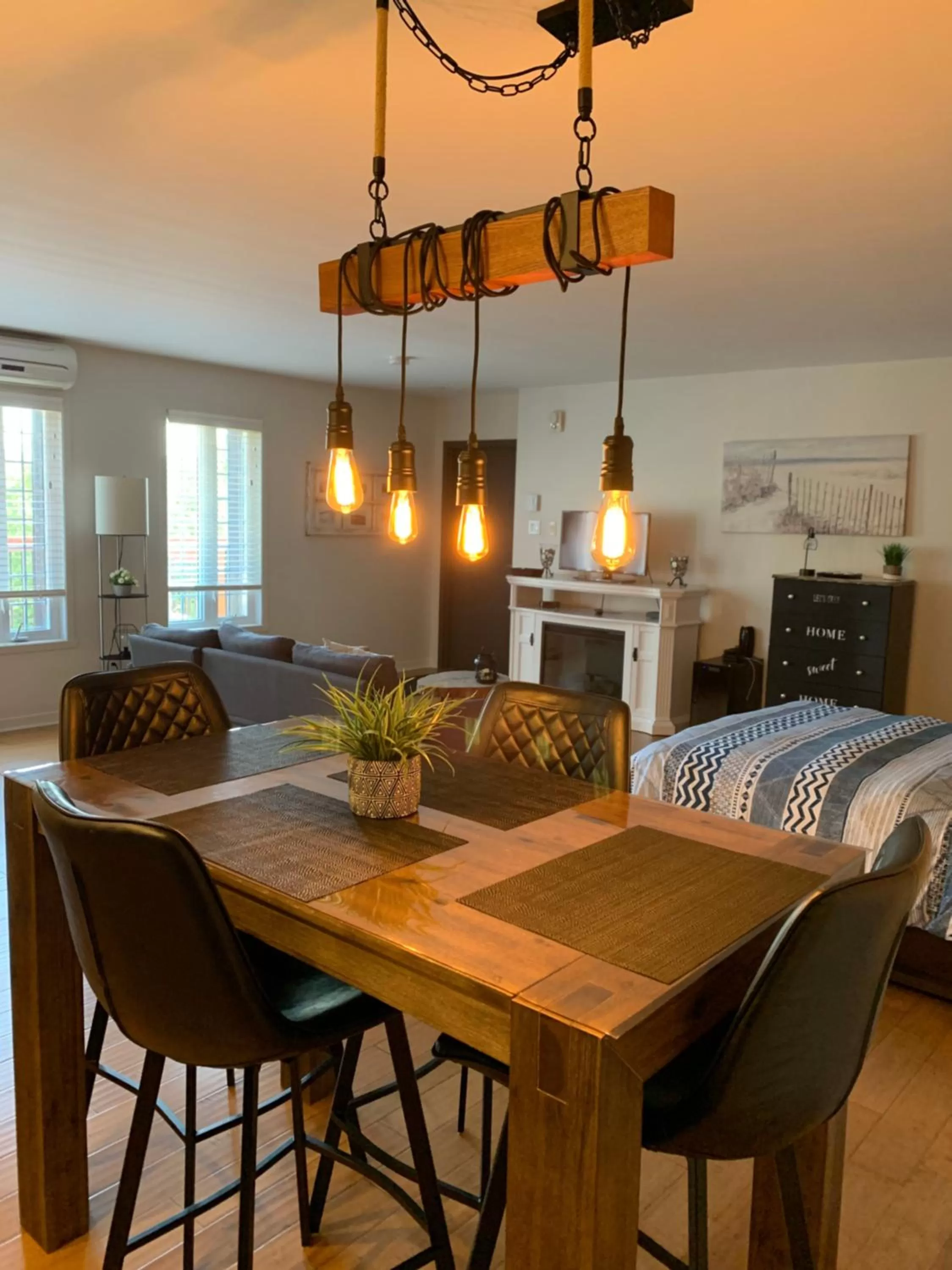 Seating area, Restaurant/Places to Eat in L'Authentique