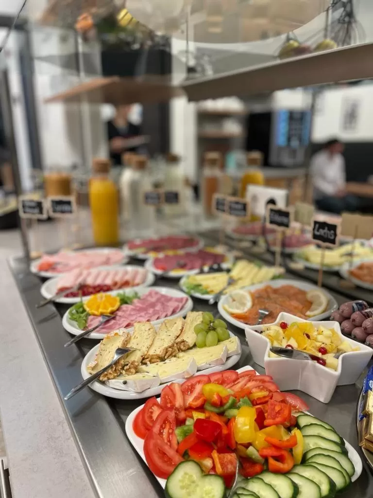 Food and drinks in Outlet Hotel