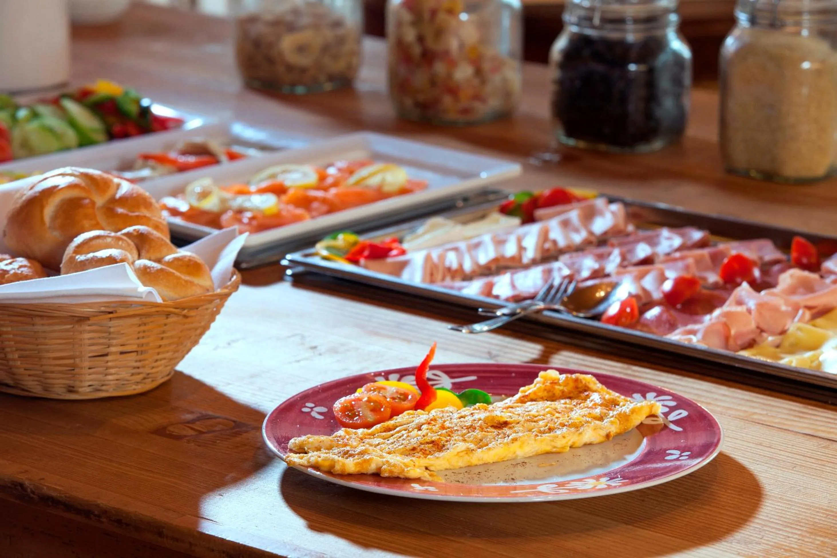 Restaurant/places to eat in Keramikhotel Goldener Brunnen