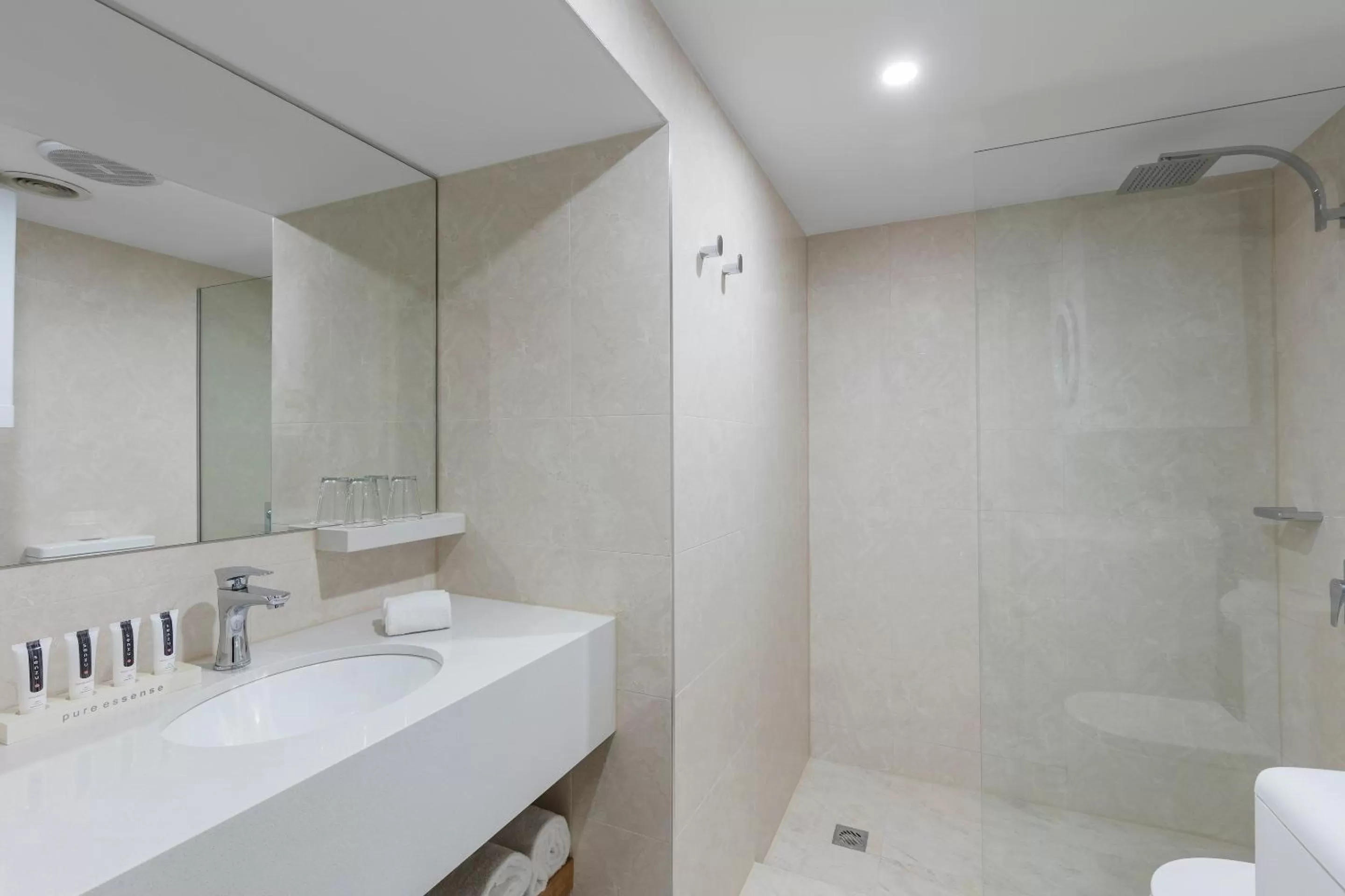 Bathroom in Canterbury International Hotel