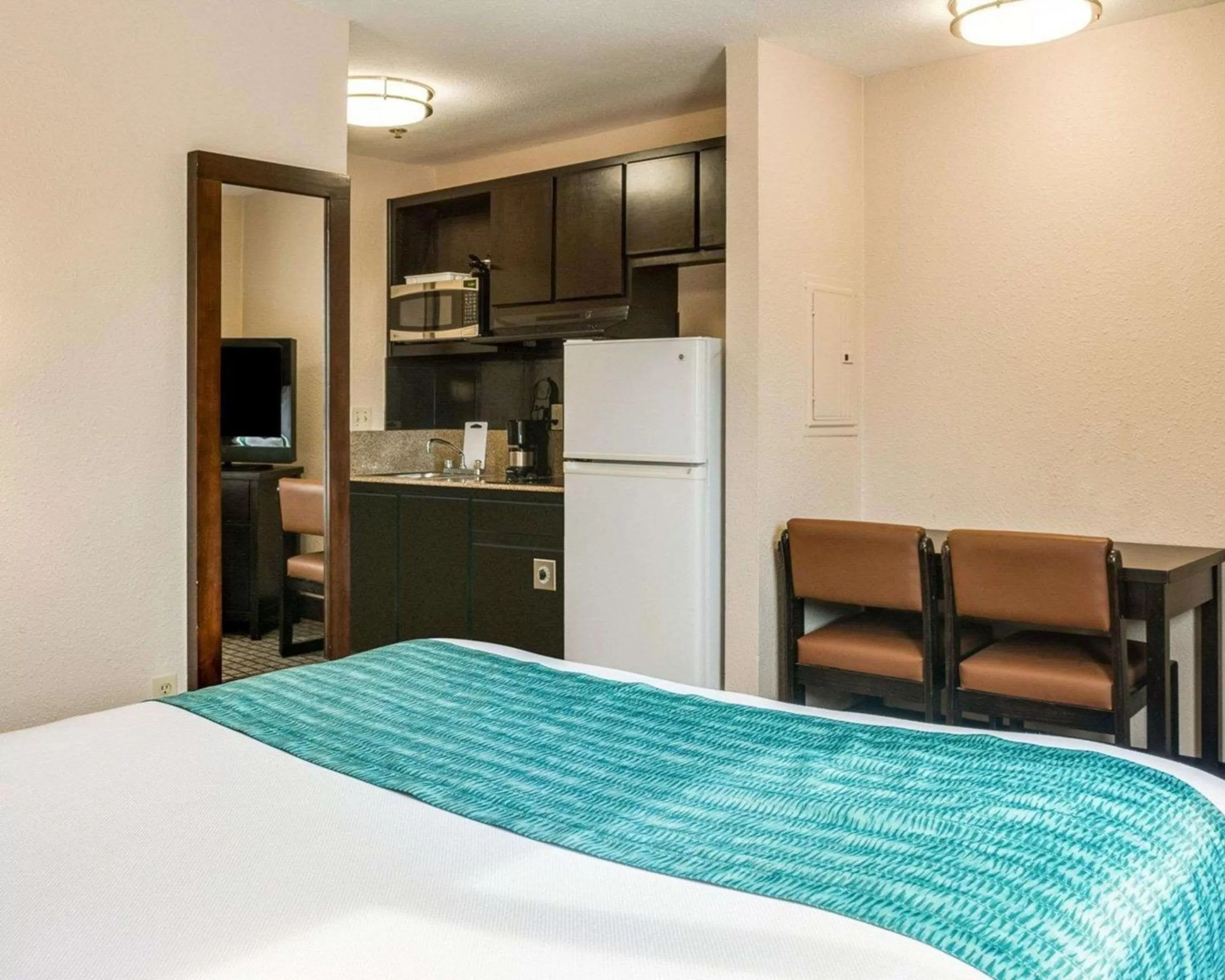 Photo of the whole room, Bed in Suburban Studios Avondale