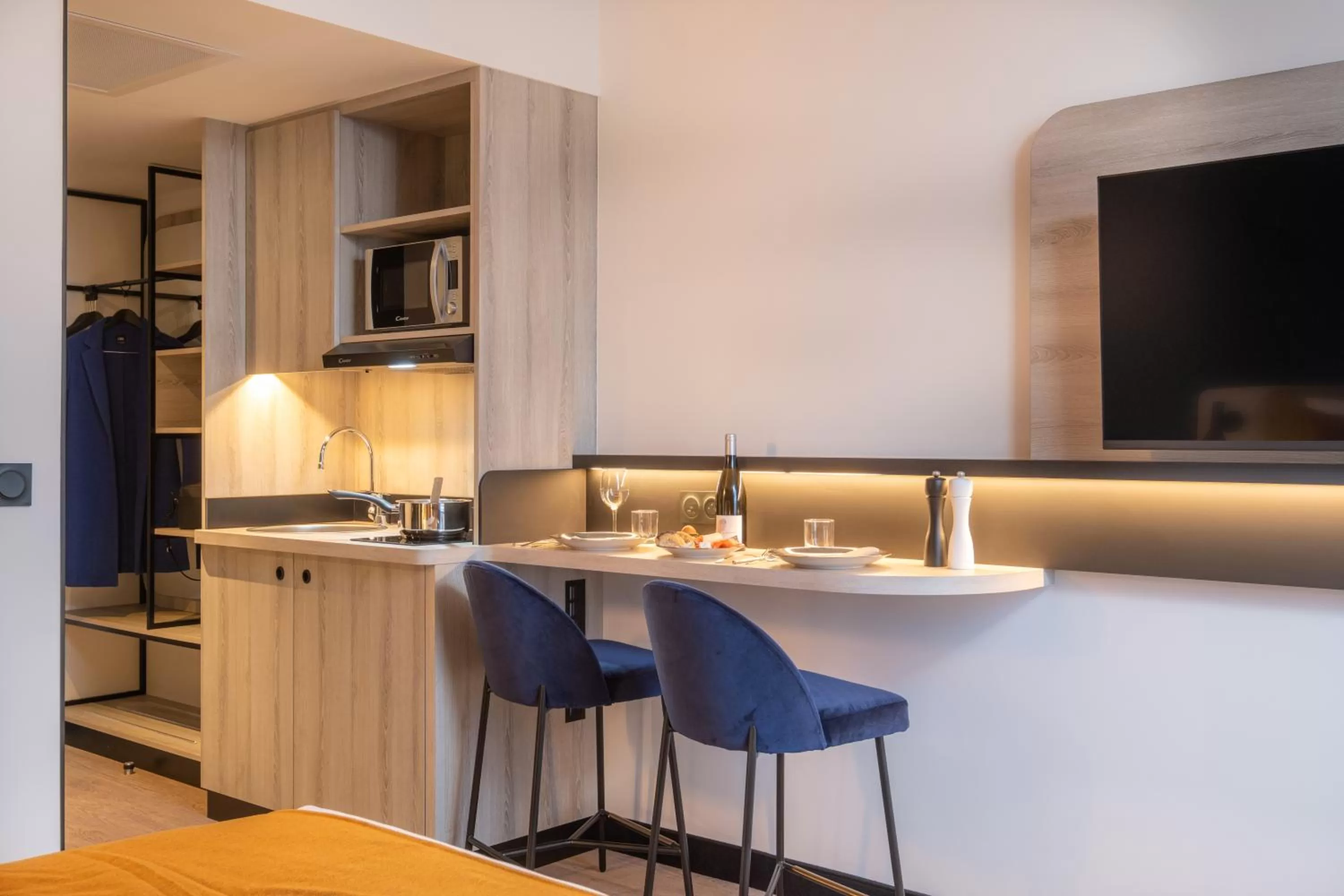 Kitchen or kitchenette in Kyriad Tours Sud - Ballan Mire