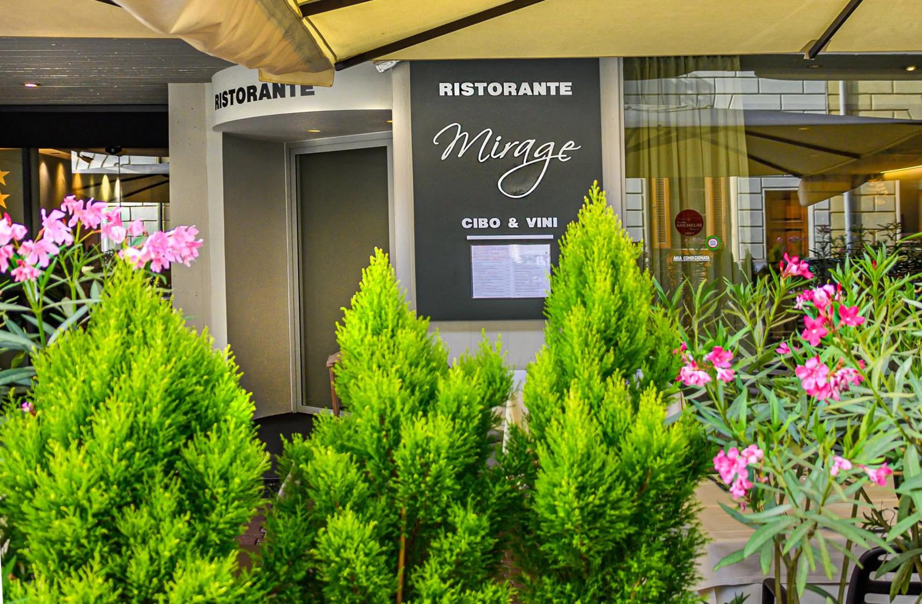 Restaurant/places to eat in Hotel Mirage
