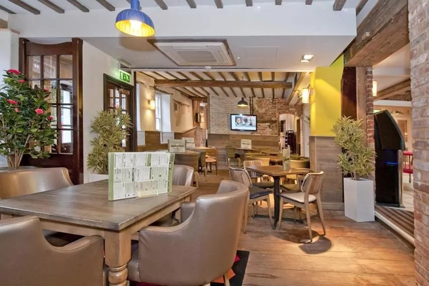 Restaurant/places to eat, Lounge/Bar in The King's Head Hotel Wetherspoon