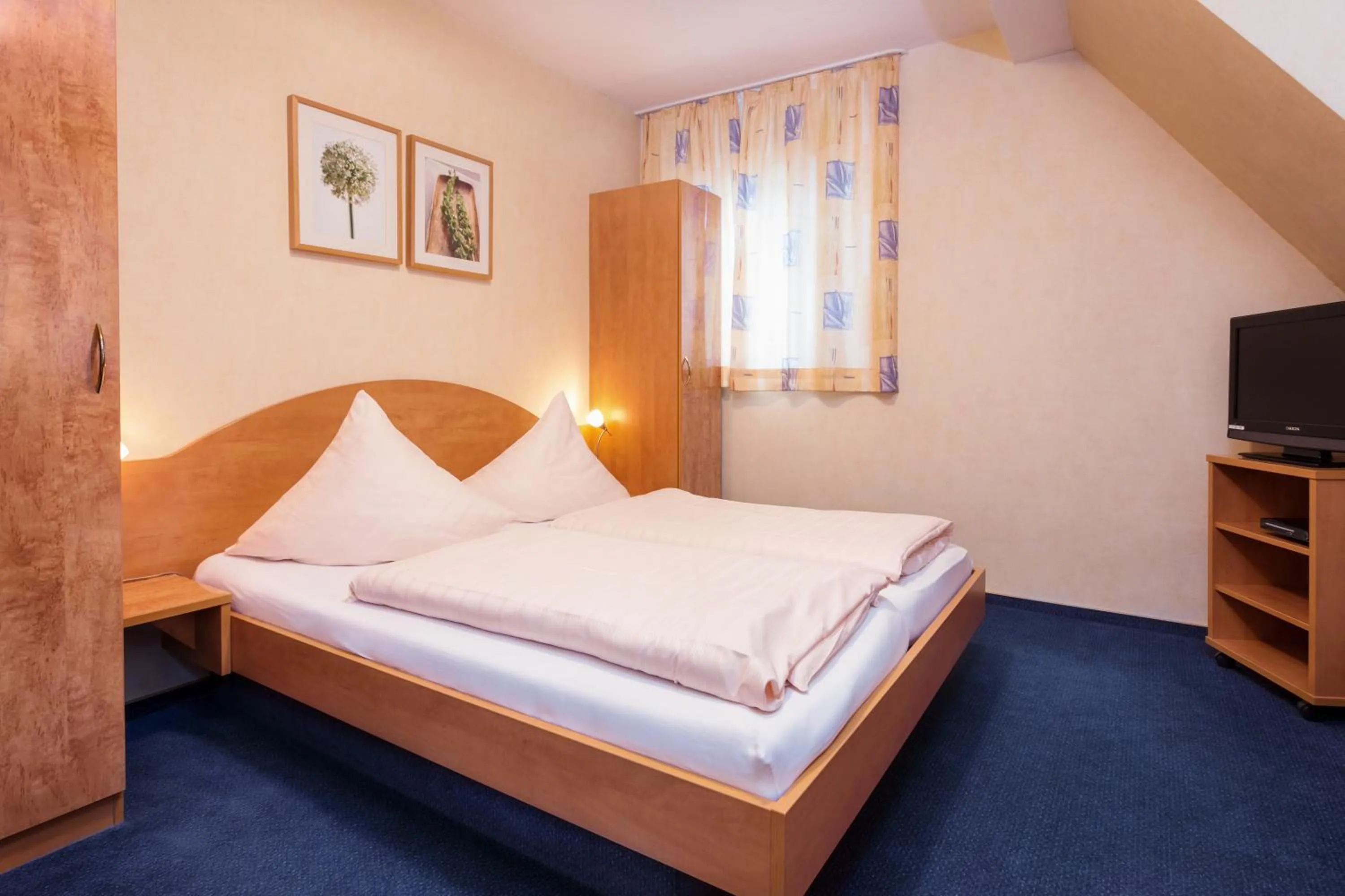 Day, Bed in Stumbergers Hotel - free parking -