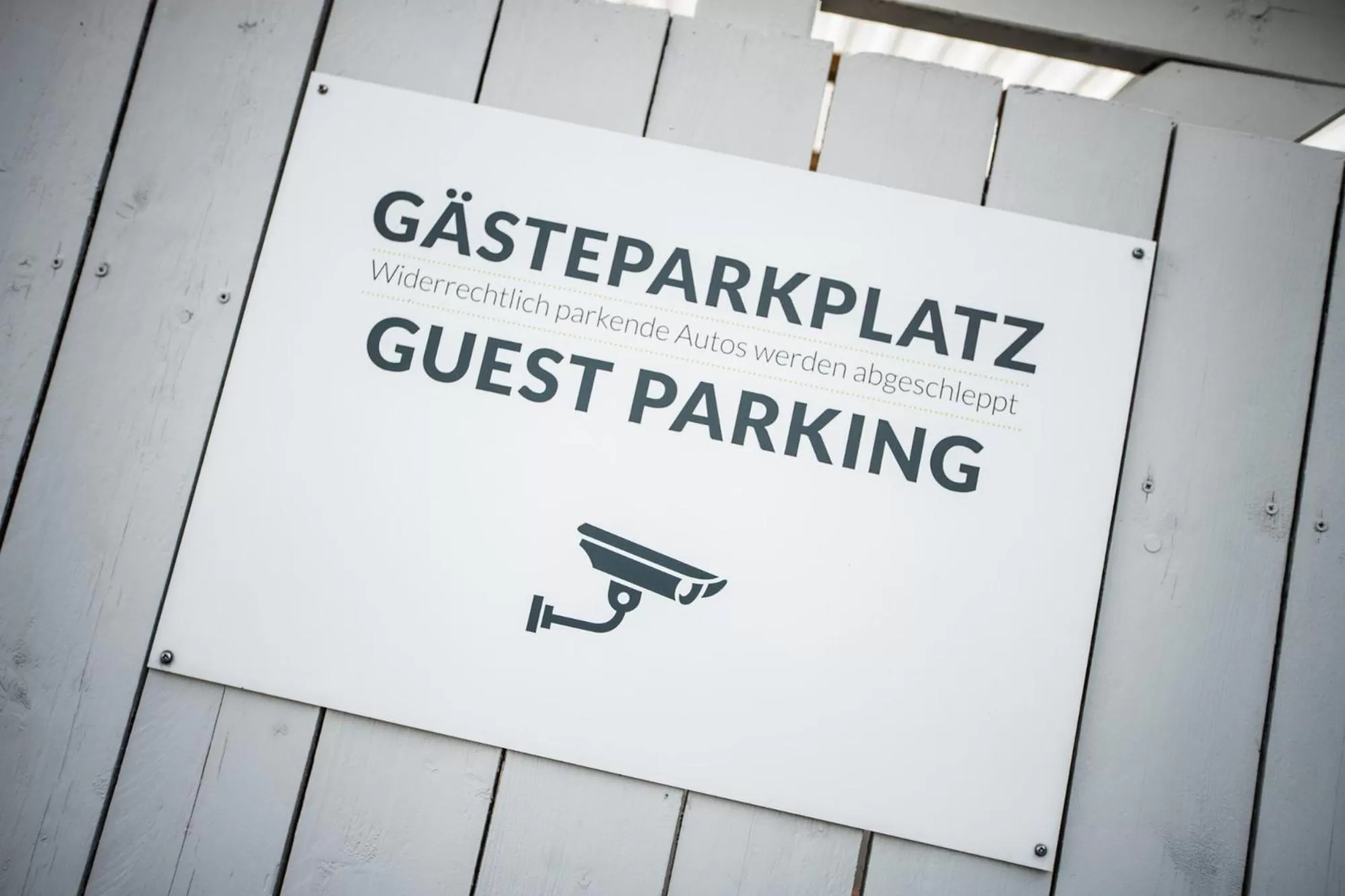 Text overlay in motel22 Parkplatz inklusive