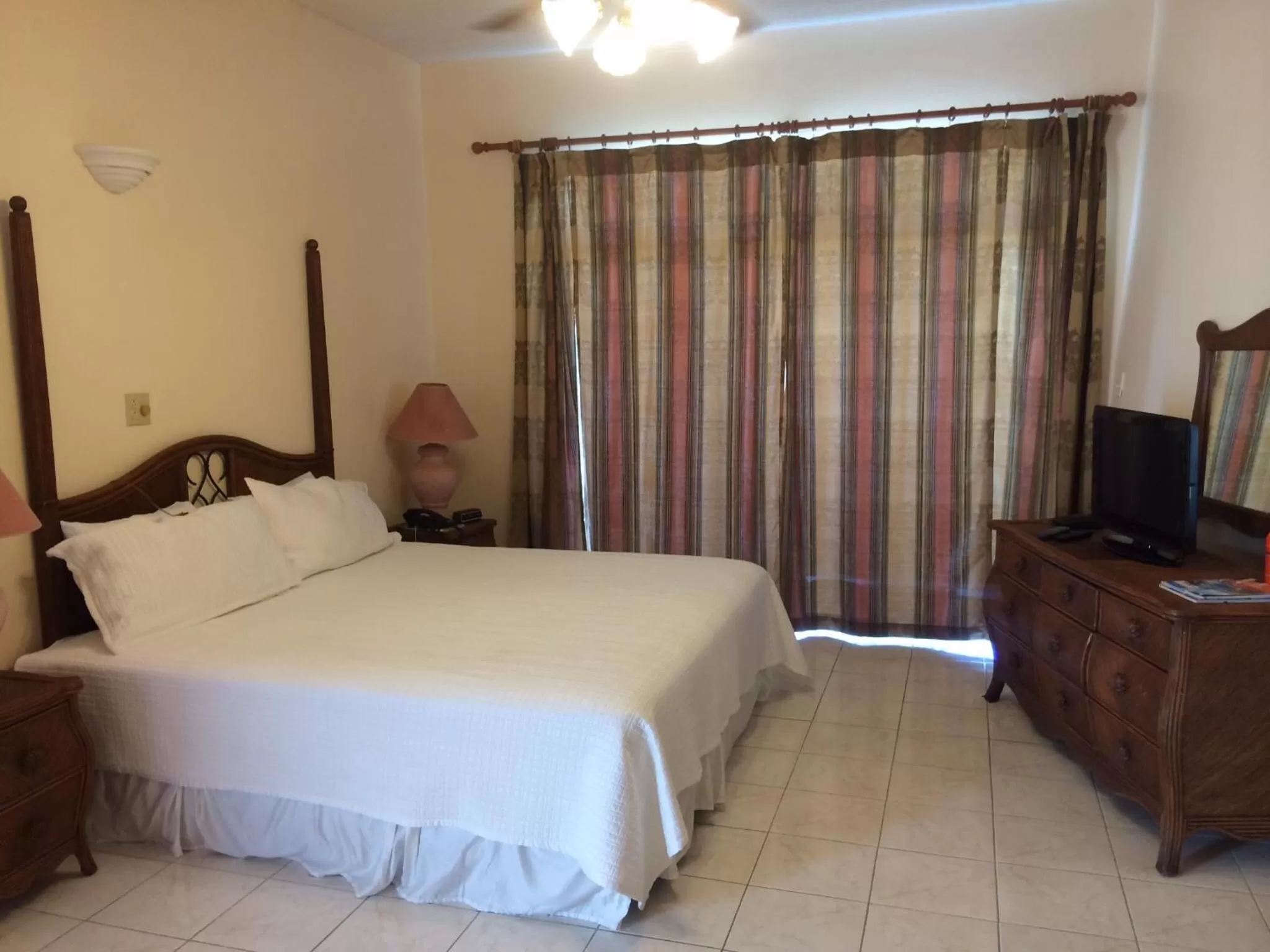 Bedroom, Bed in Fort Burt Hotel