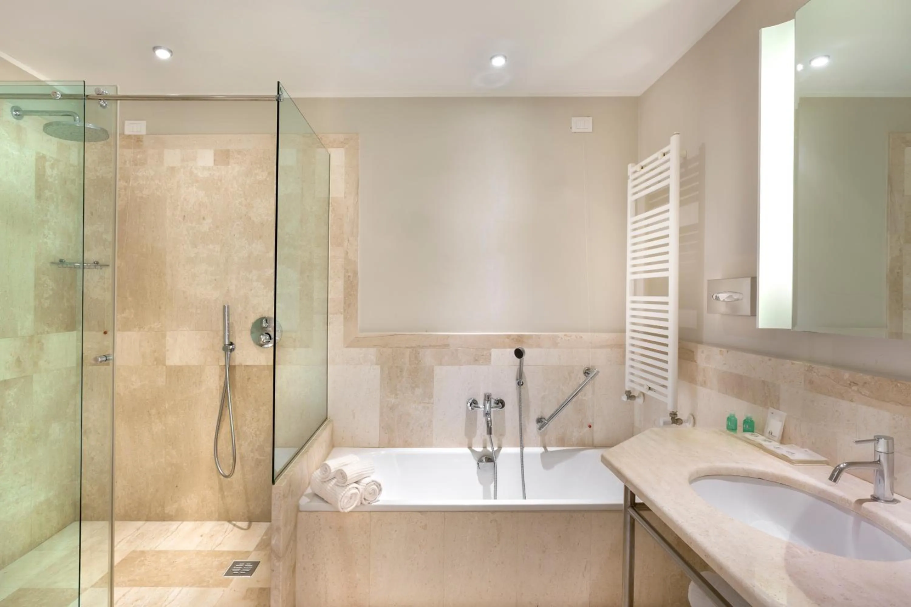 Shower in Grande Baia Resort & Spa