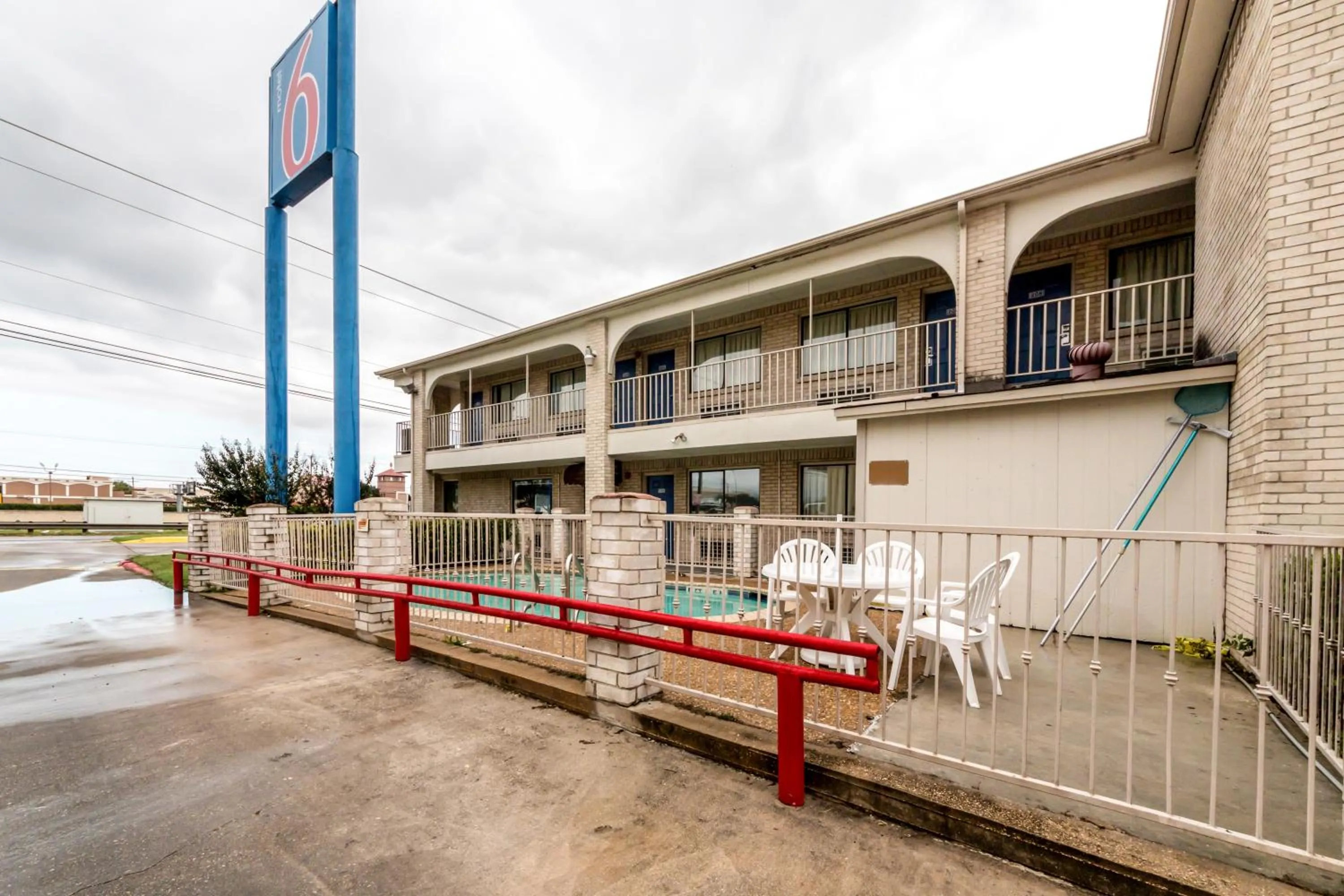 Facade/entrance in Motel 6 San Antonio, TX - Frost Bank Center