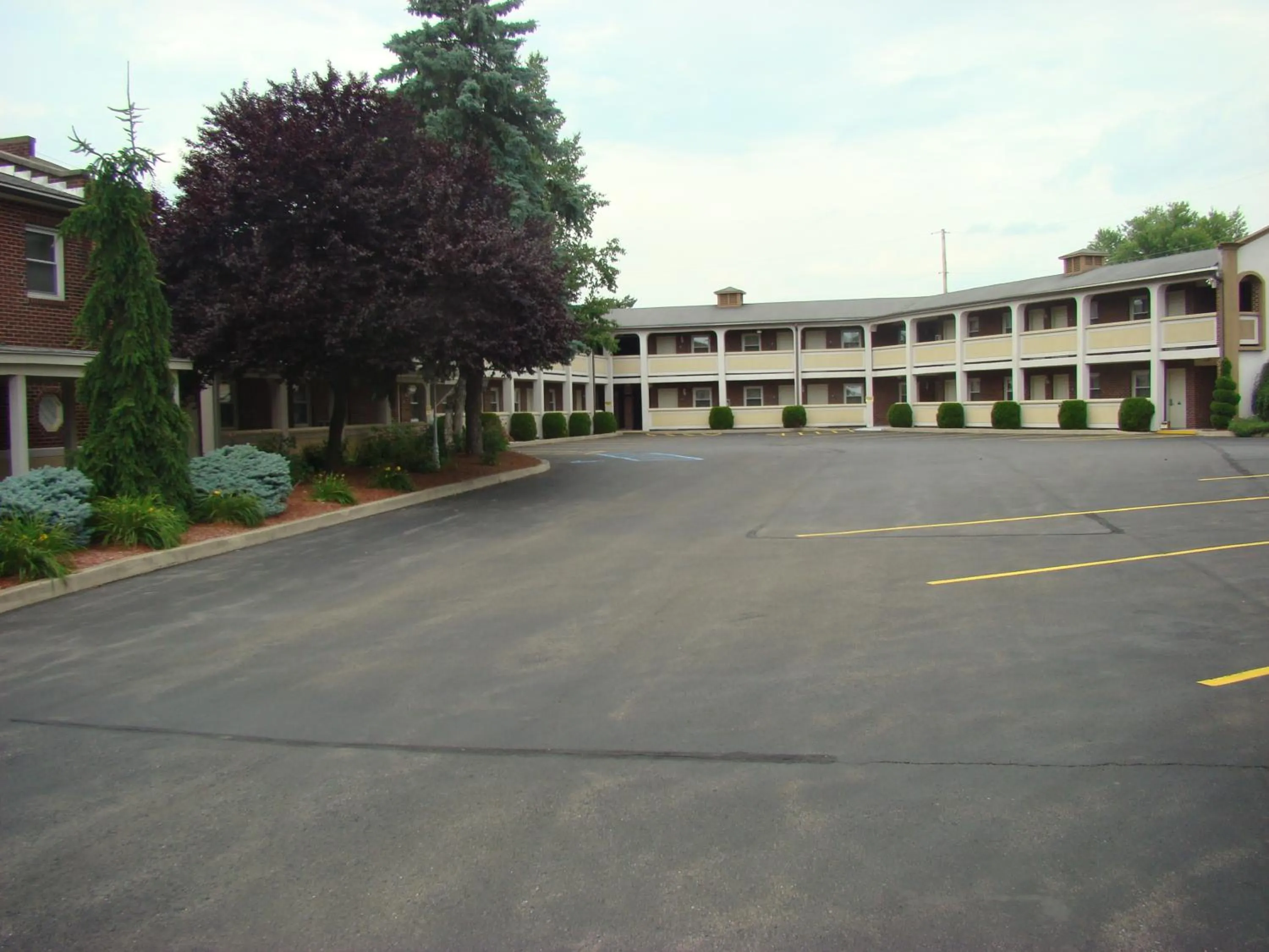 Property building in Aderi Hotel Lewisburg