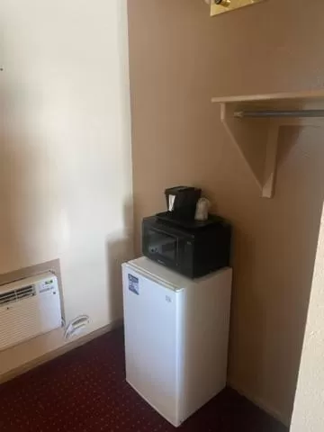 minibar, Kitchen/Kitchenette in Artesia Inn- No Service Fees
