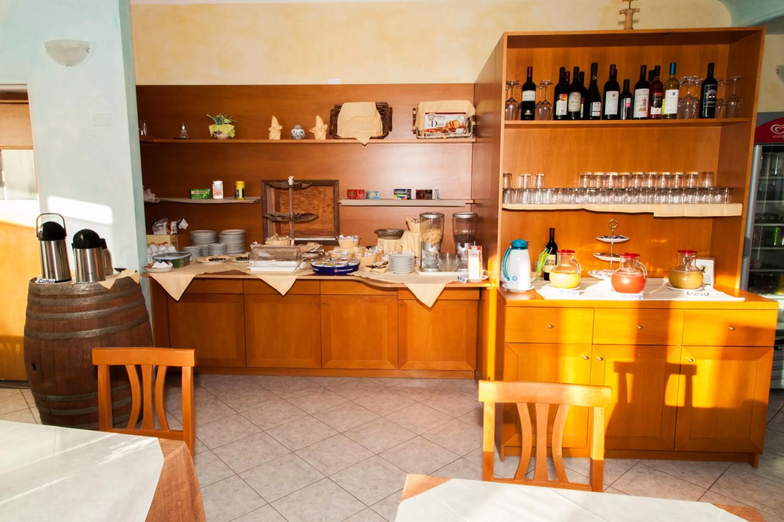 Restaurant/places to eat in Hotel Jasmine