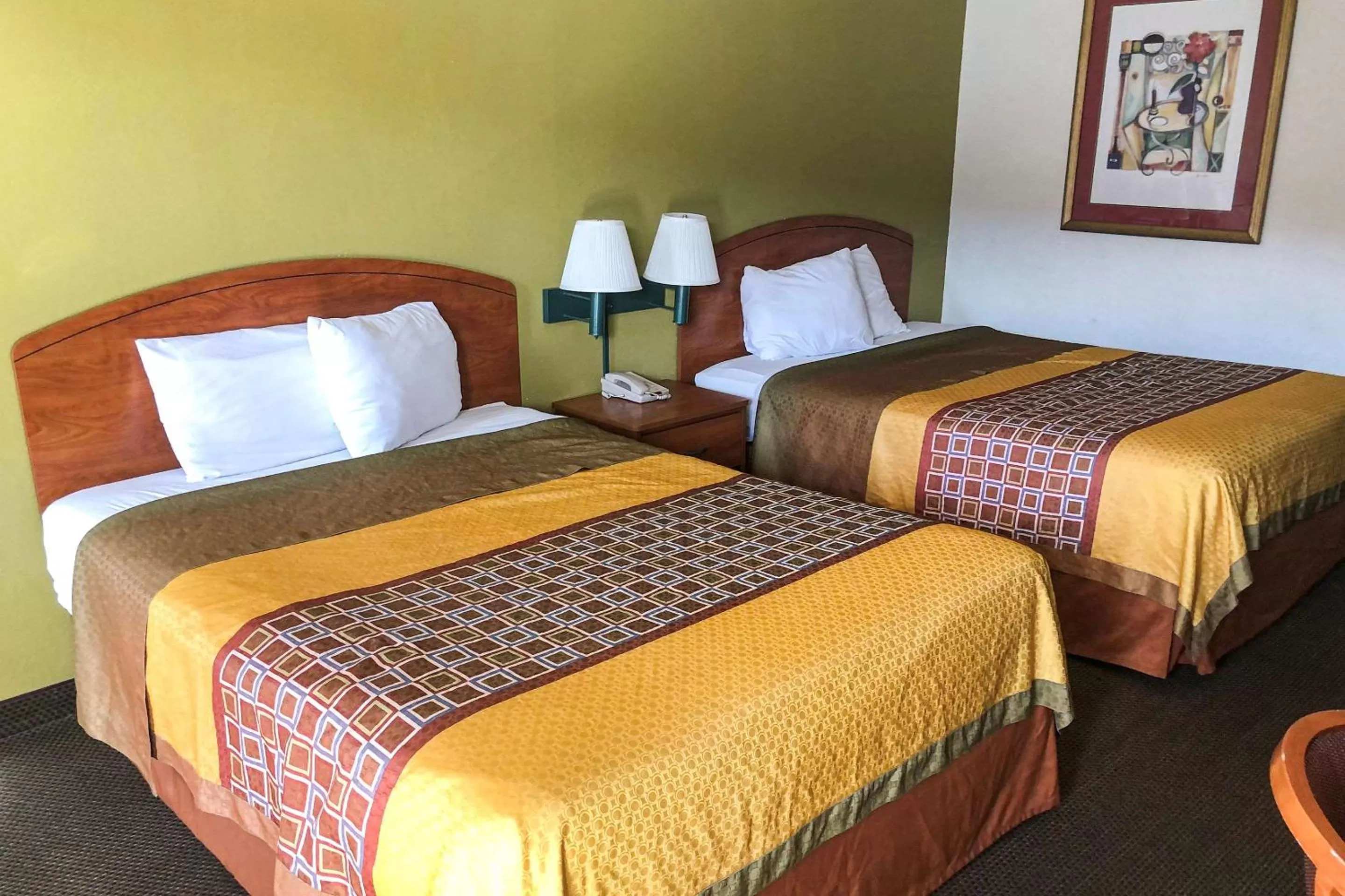 Photo of the whole room, Bed in Econo Lodge Oklahoma City Northeast