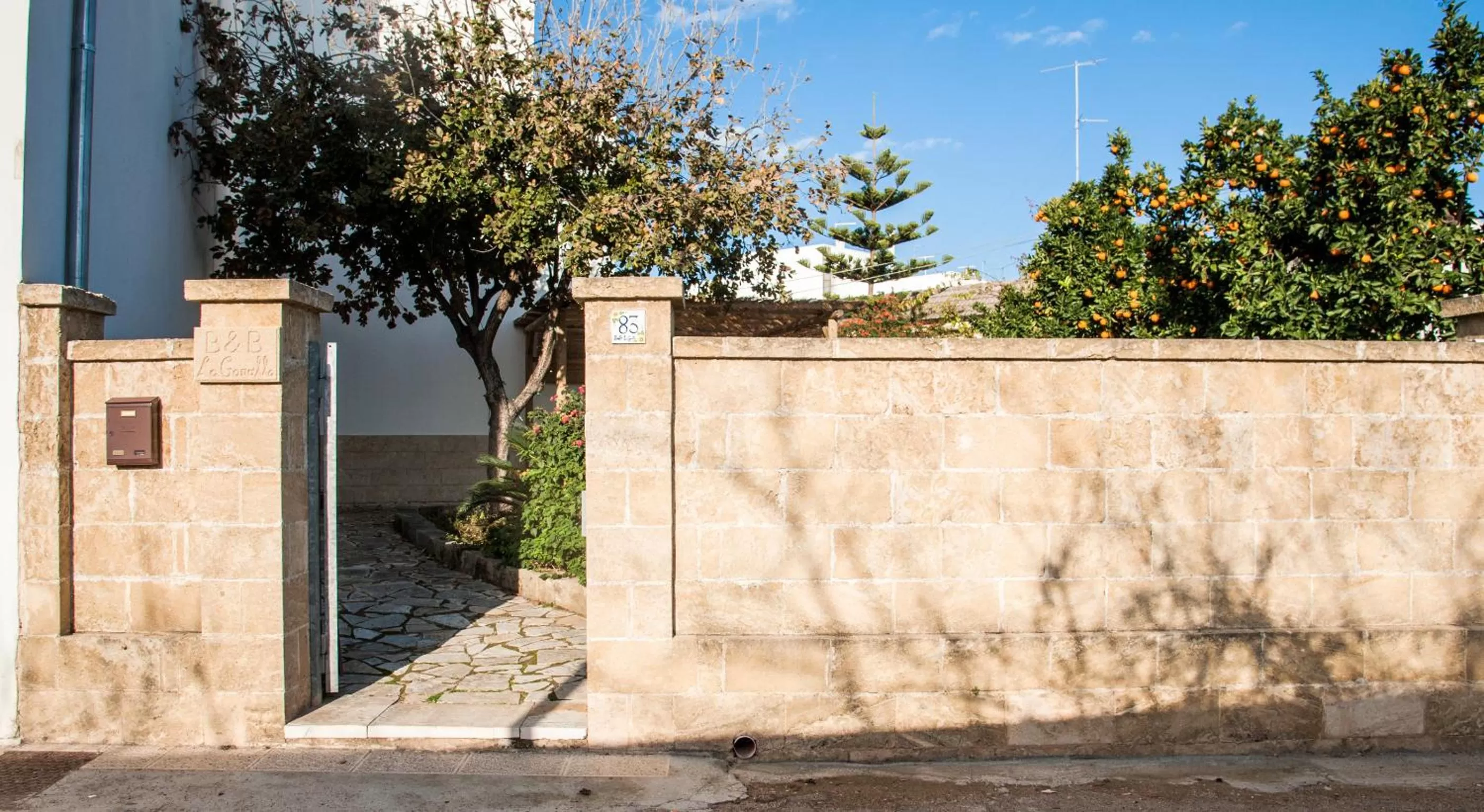 Facade/entrance in B&B La Garolla