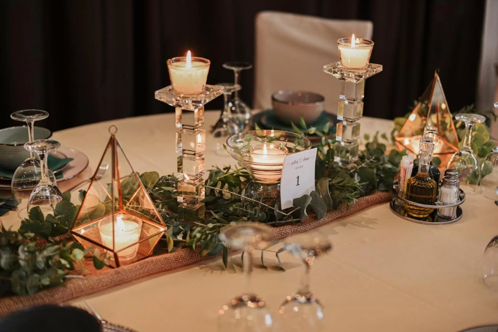 Restaurant/places to eat in Royal Airport Hotel