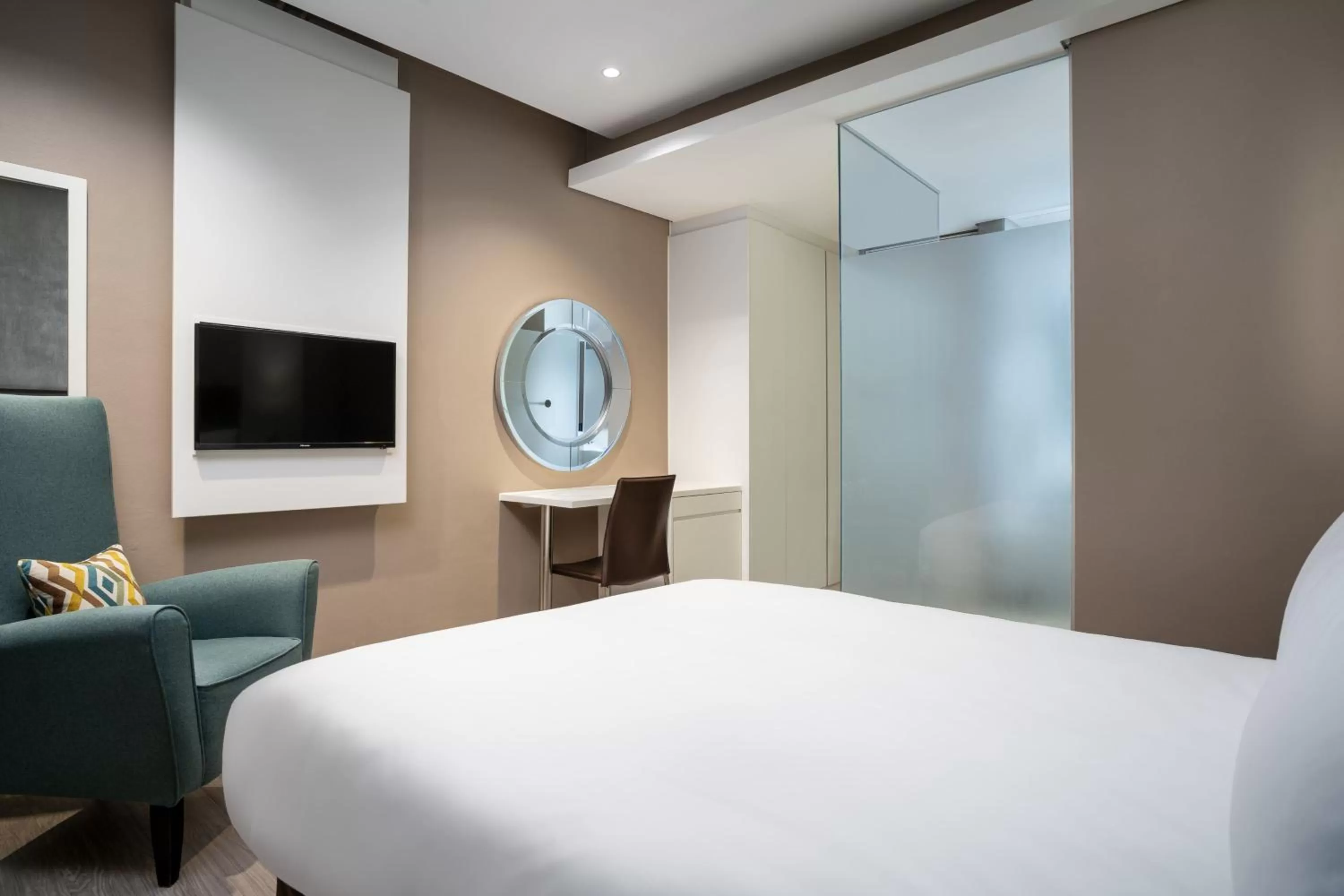 Photo of the whole room, Bed in Protea Hotel by Marriott Cape Town Waterfront Breakwater Lodge