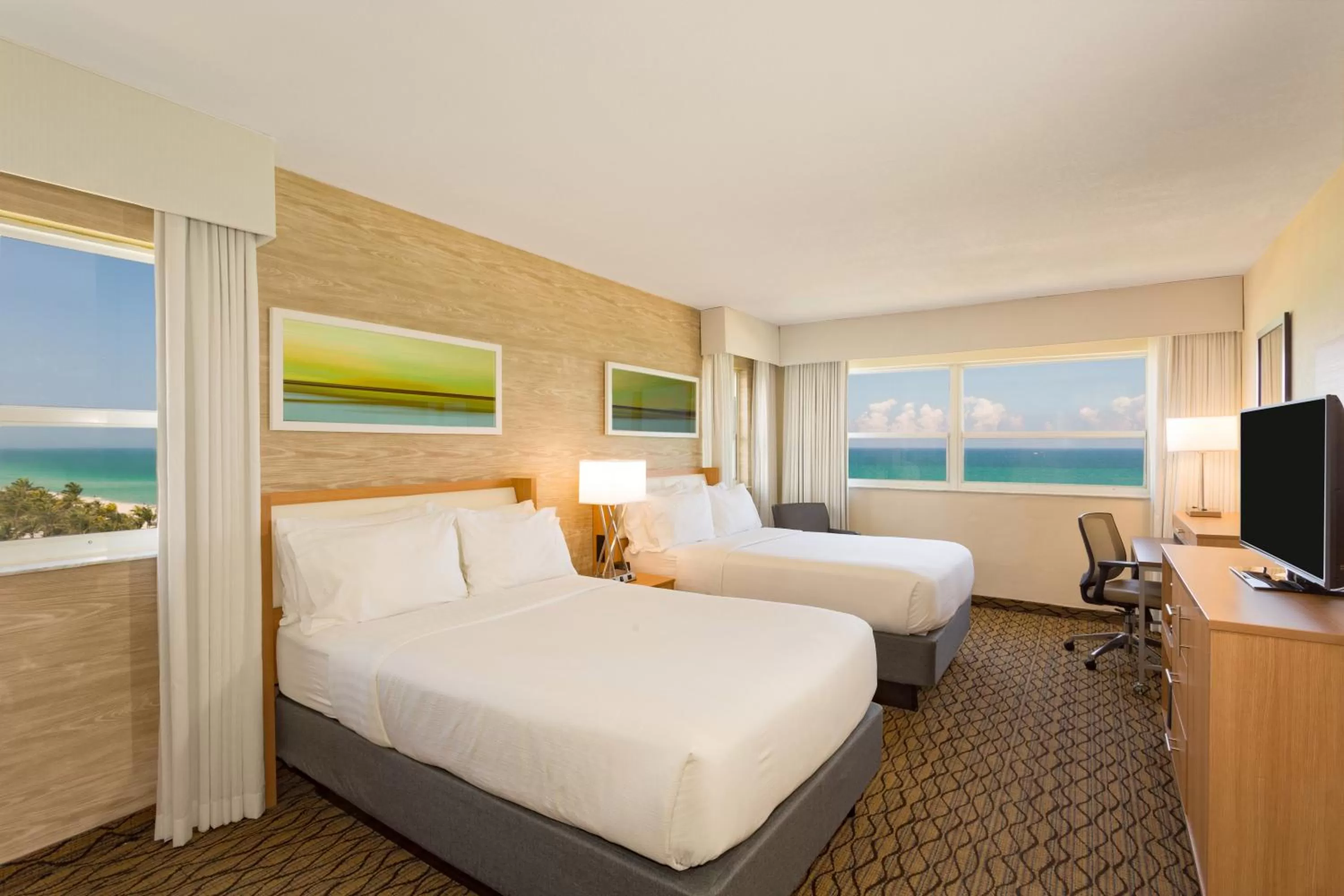 Photo of the whole room, Bed in Holiday Inn Miami Beach-Oceanfront by IHG