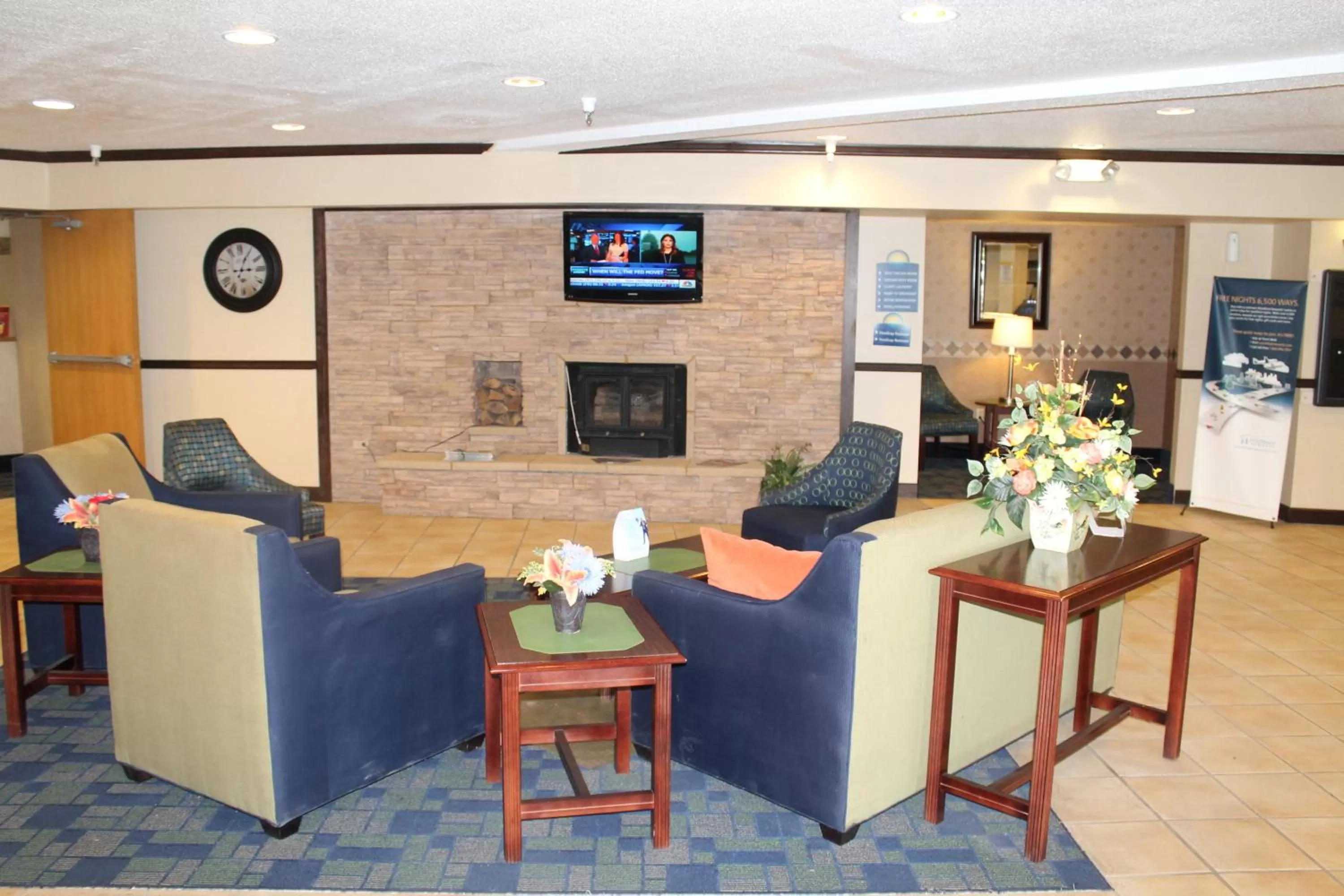 Communal lounge/ TV room in Days Inn & Suites by Wyndham Bridgeport - Clarksburg
