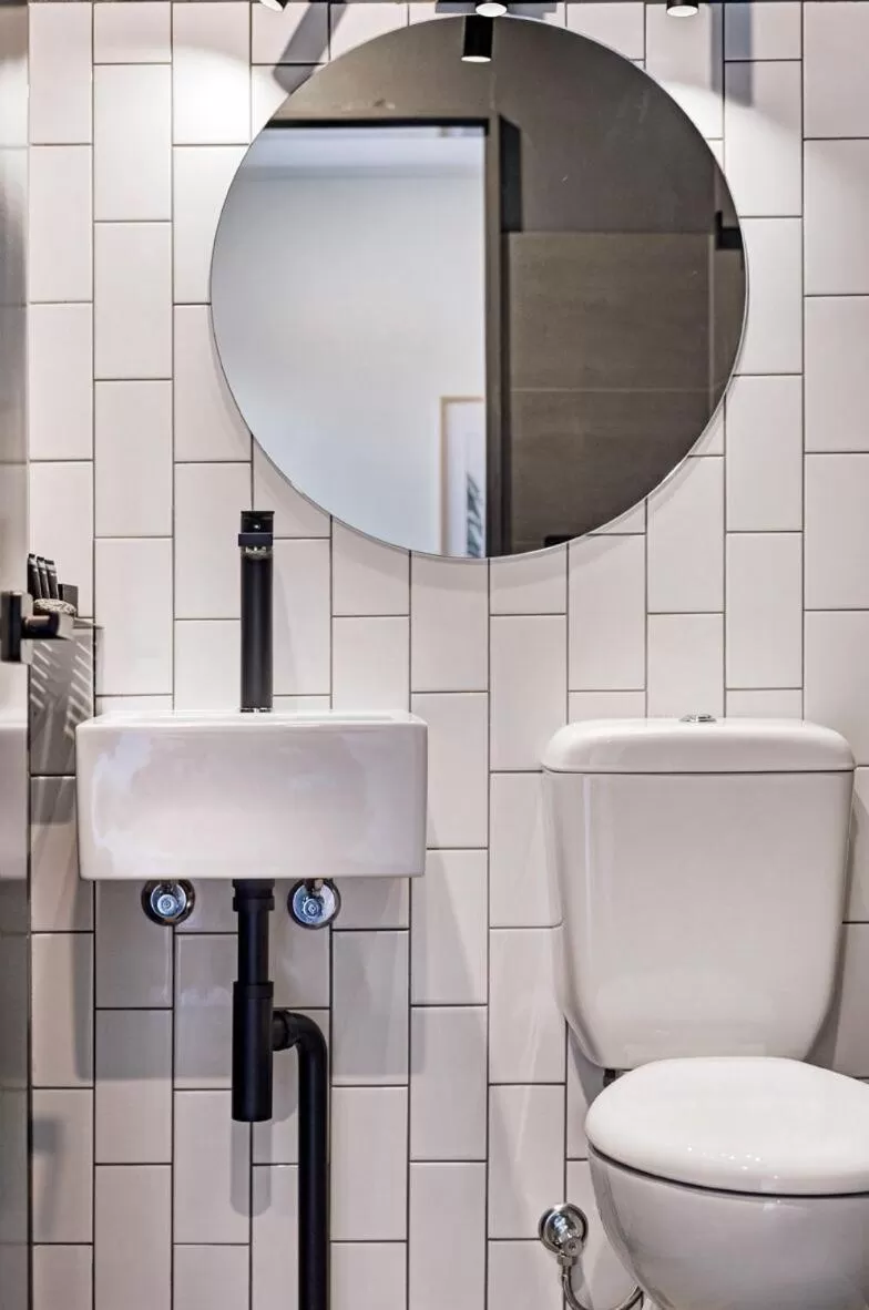 Bathroom in CBD Motor Inn