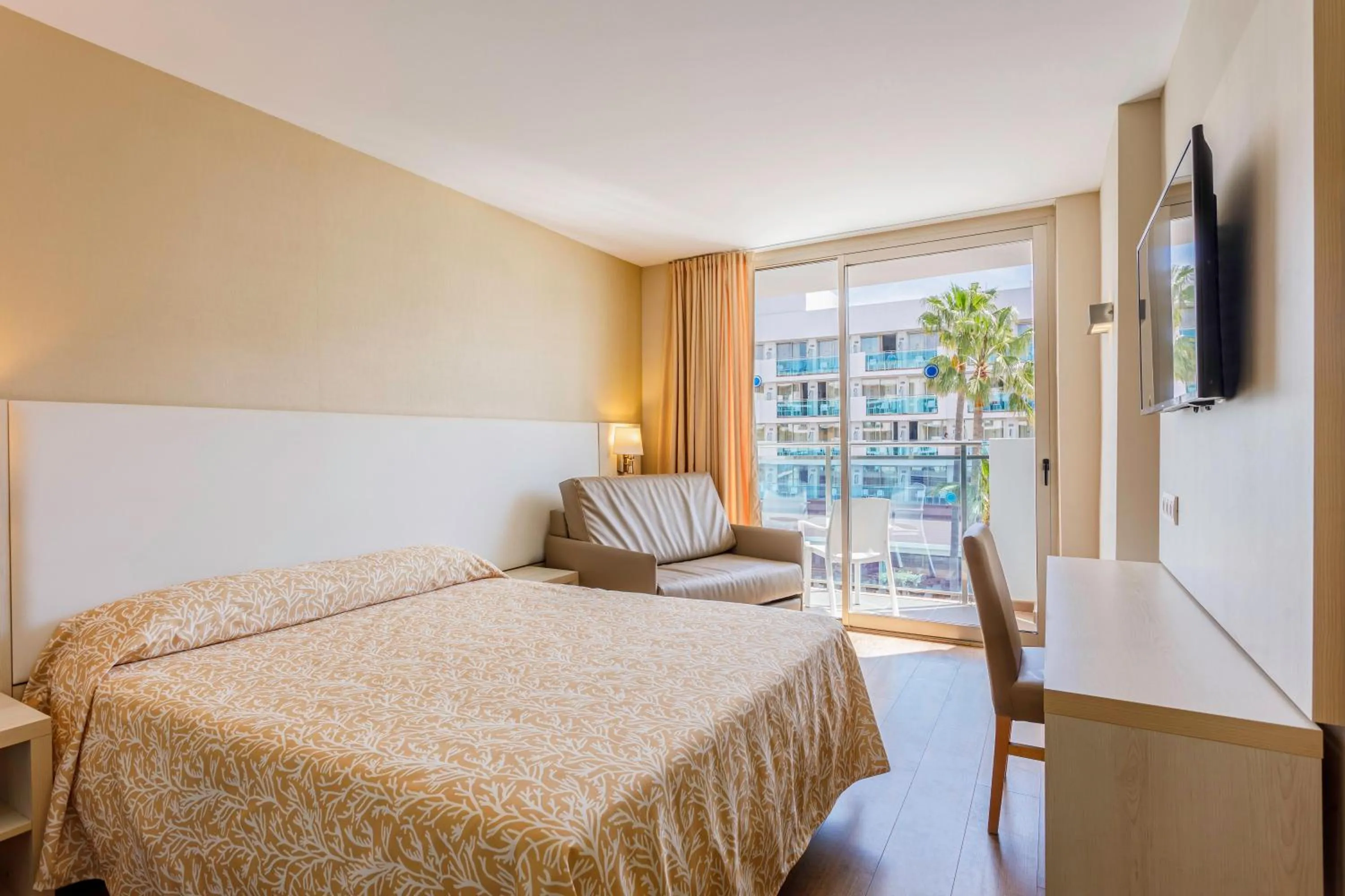 Photo of the whole room, Bed in Hotel Best Maritim