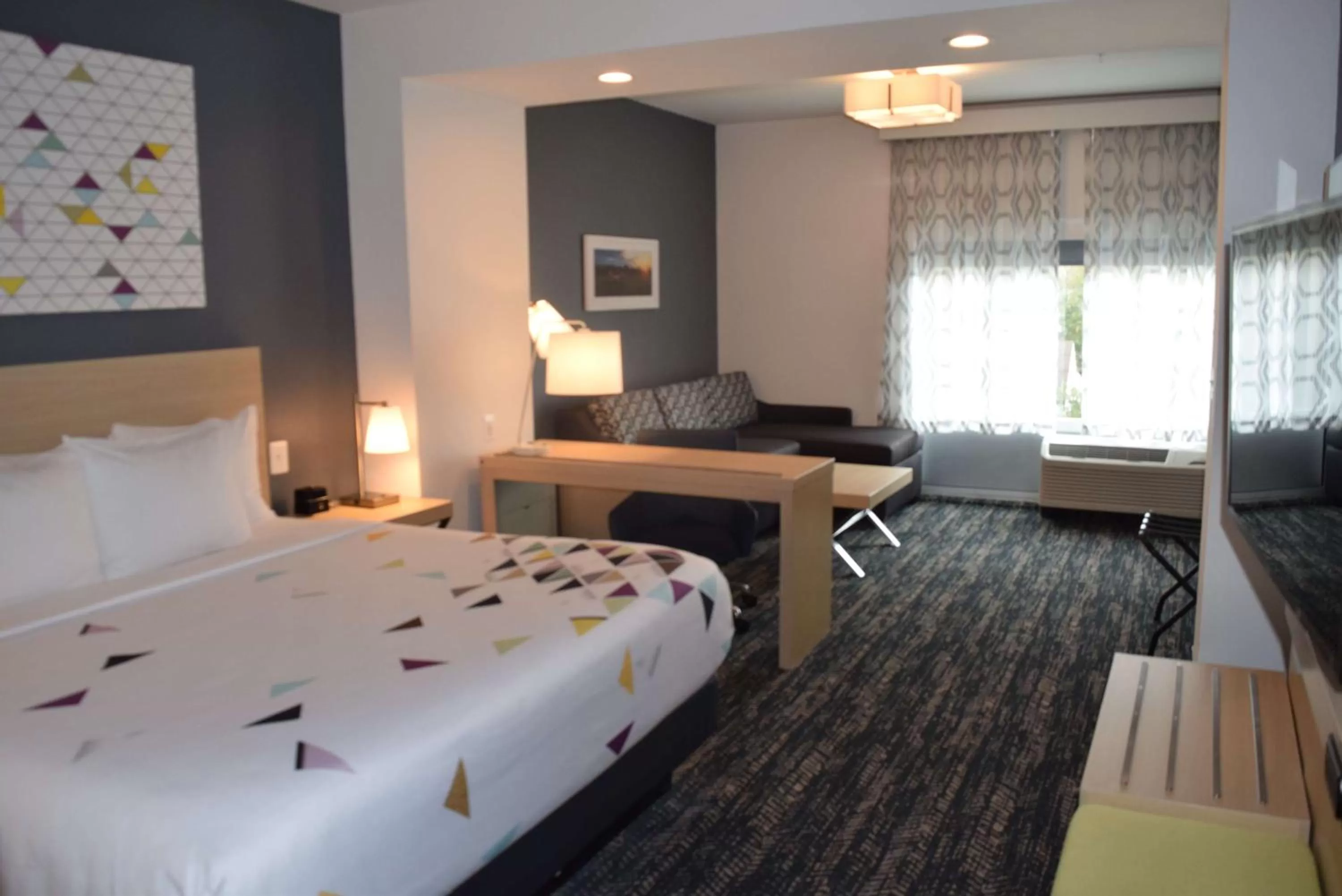 Photo of the whole room, Bed in La Quinta Inn & Suites by Wyndham Manassas, VA- Dulles Airport