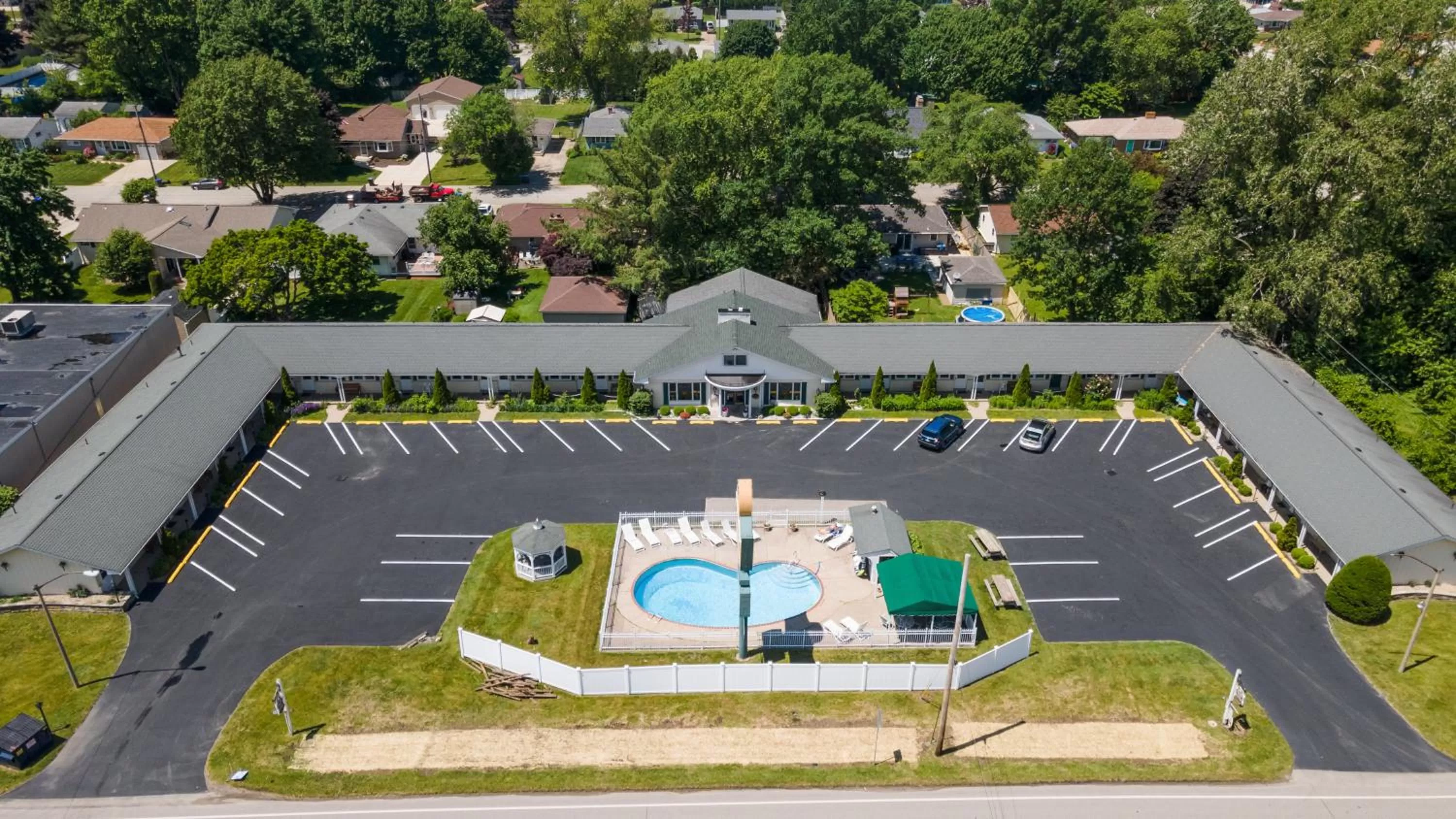 Property building in Glass House Inn Erie Near I-90 & I-79