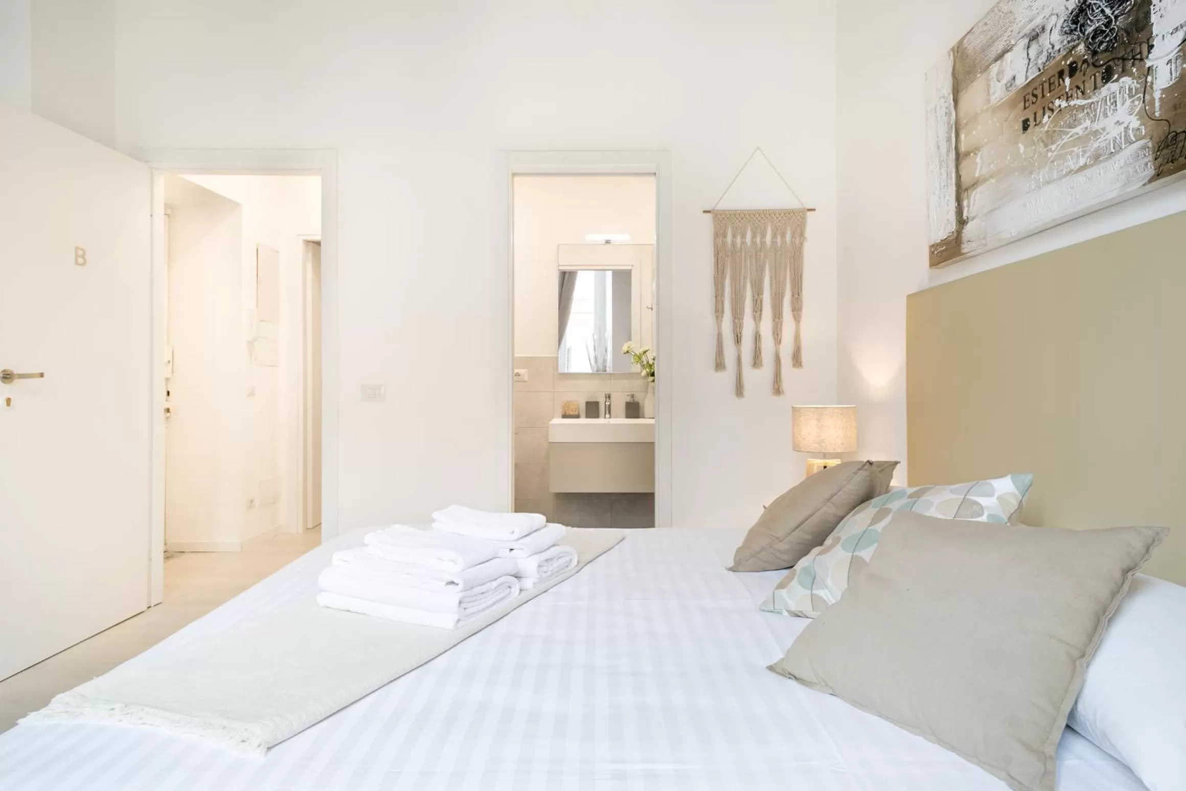 Bed in White Ostilia B&B