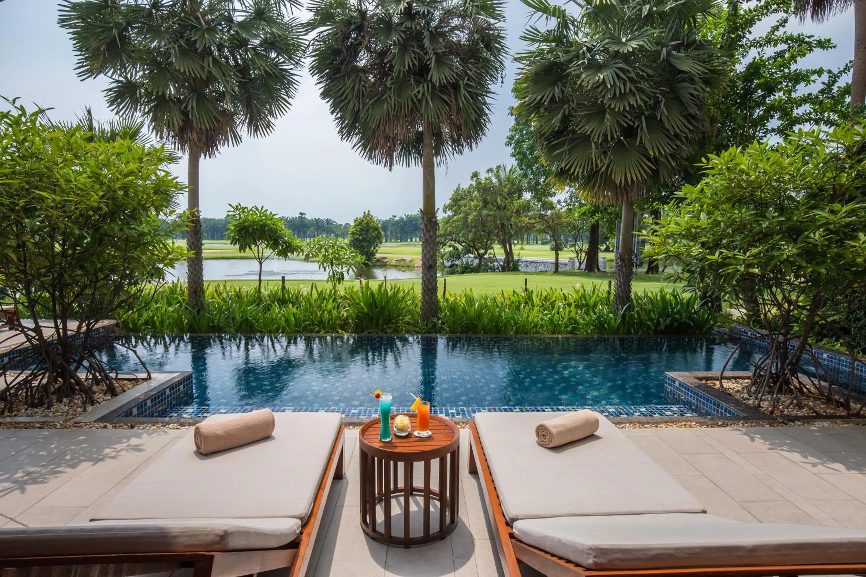 Swimming pool in Summit Windmill Golf Suite Hotel at Suvarnabhumi