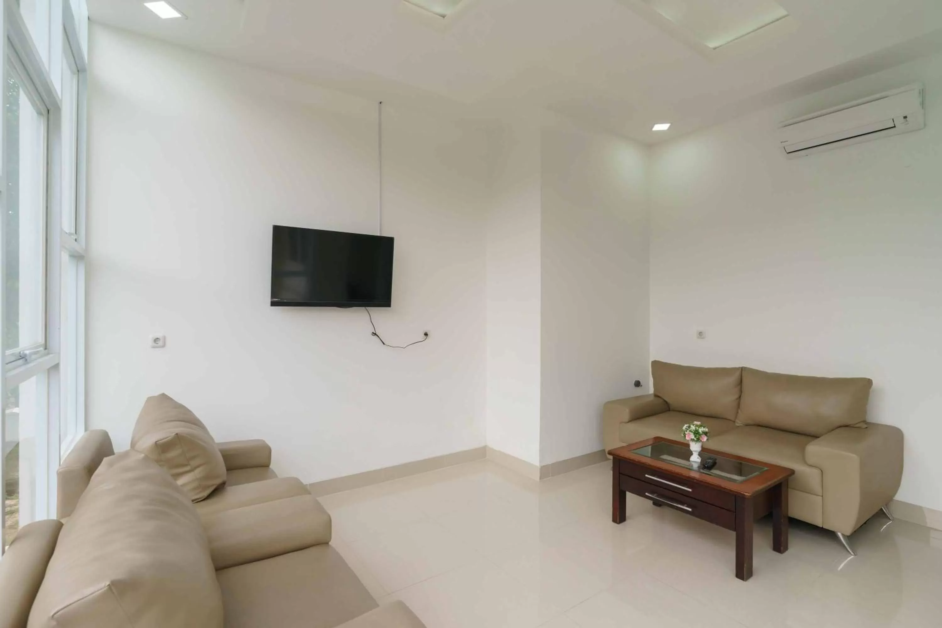 RedDoorz Plus near Eka Hospital BSD 5