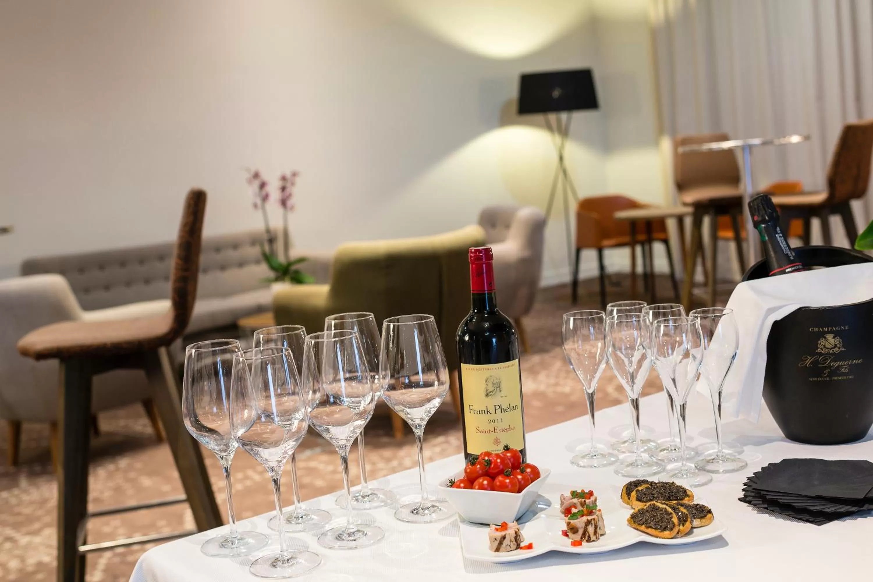 Evening entertainment in Mercure Compiègne Sud