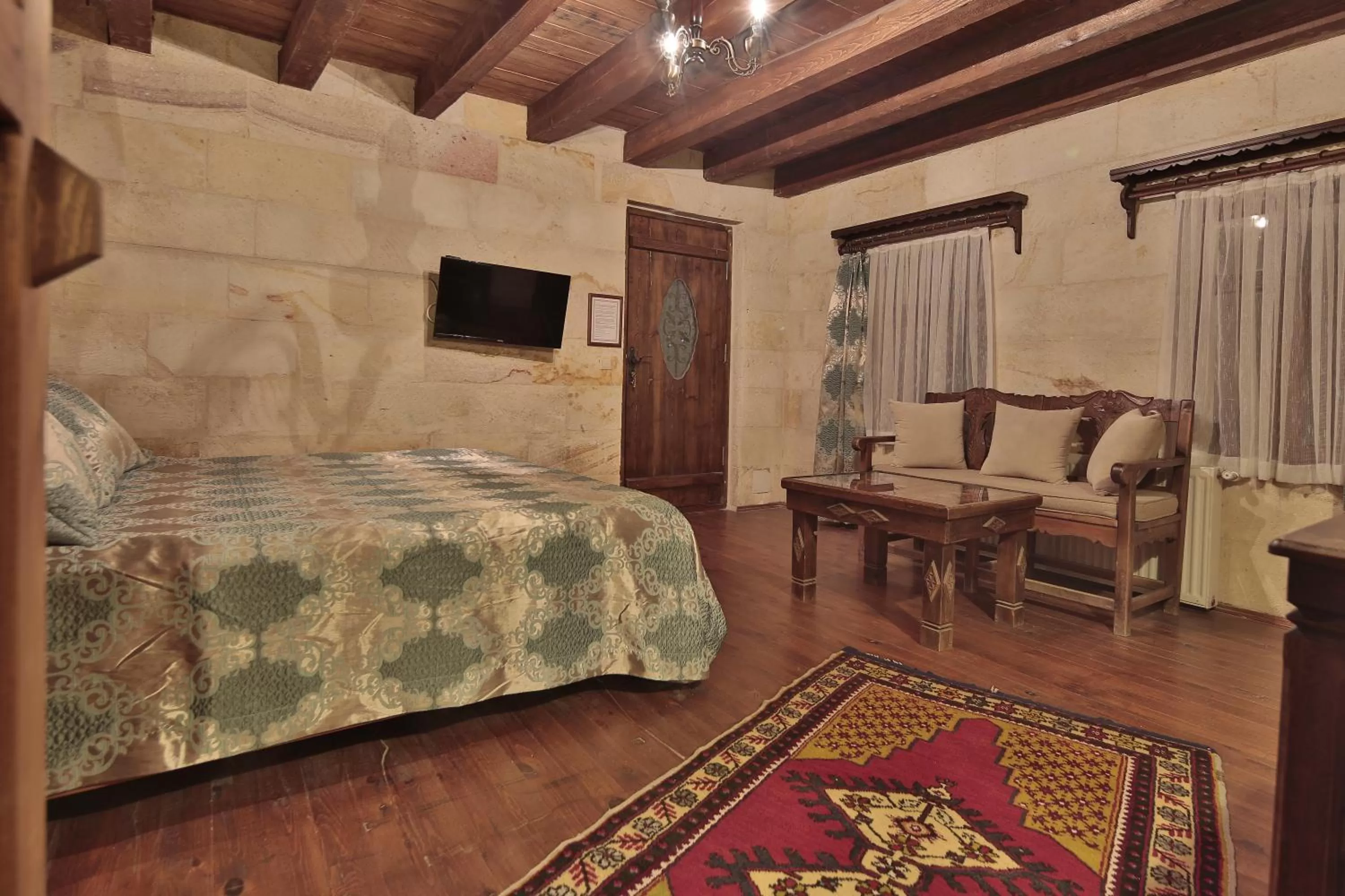 Photo of the whole room, Bed in Shoestring Cave House