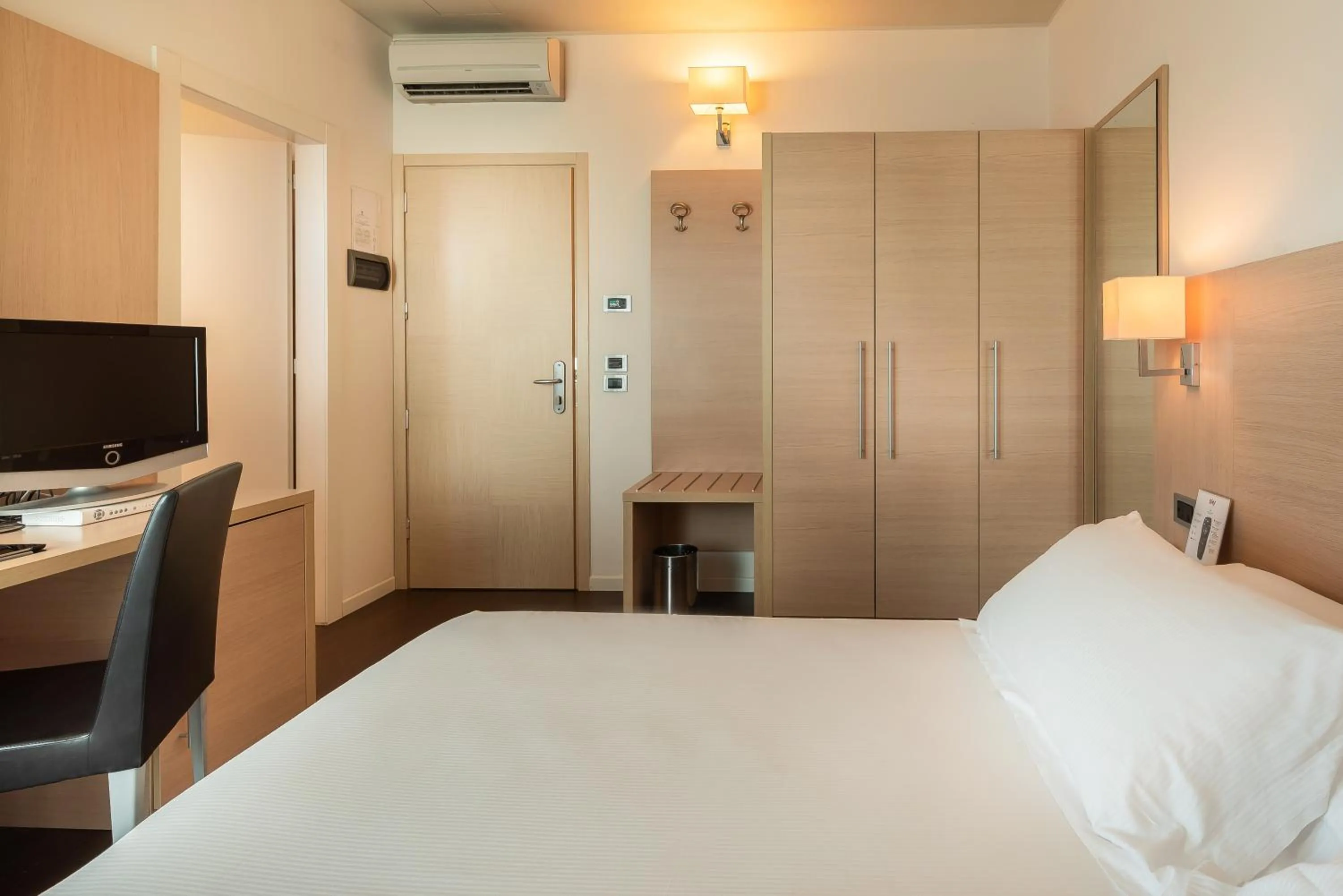 Bedroom, Bed in Hotel Baia Flaminia