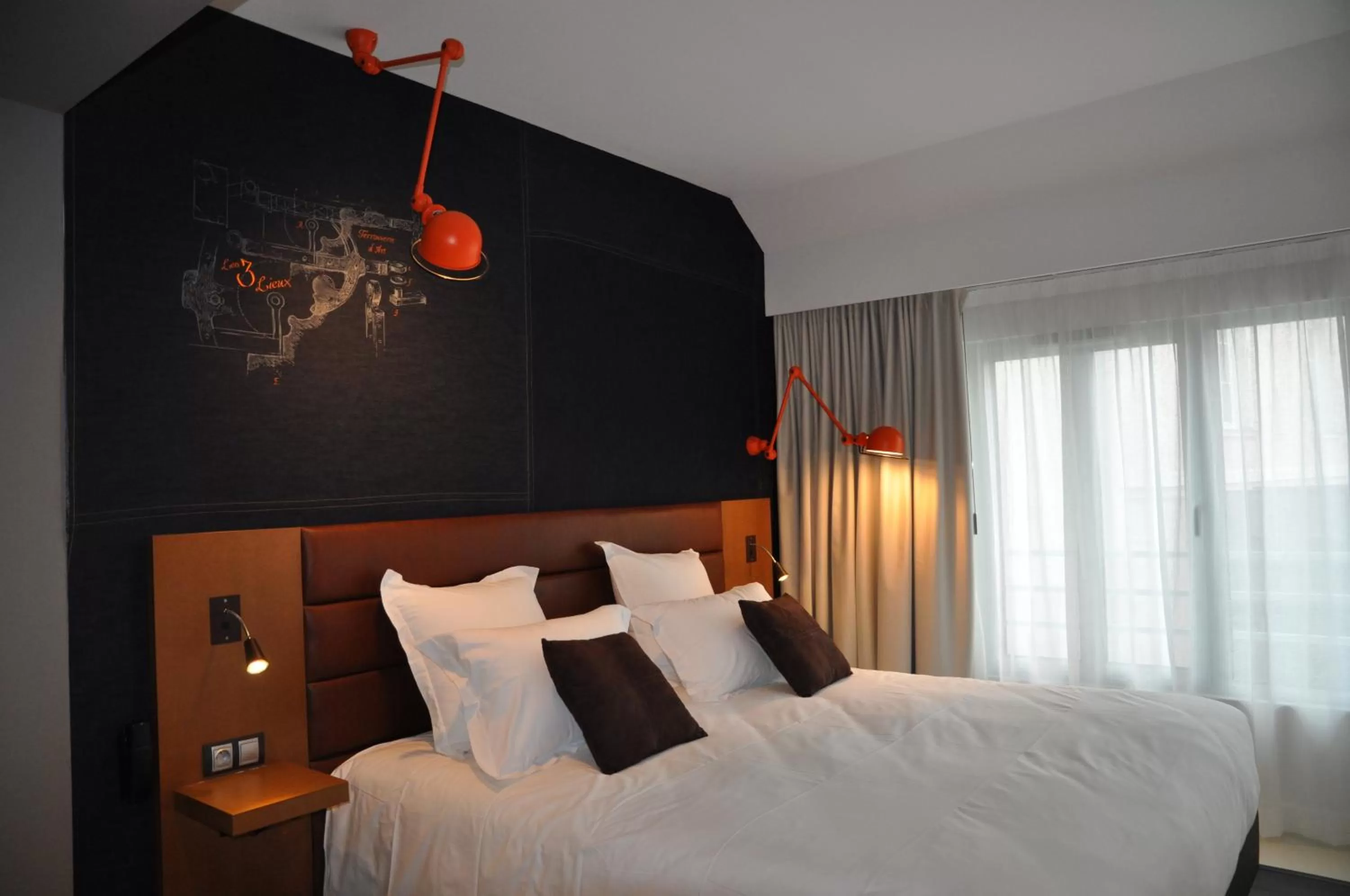 Bedroom, Bed in Les 3 Lieux - Hôtel, Restaurant, Espace sensoriel