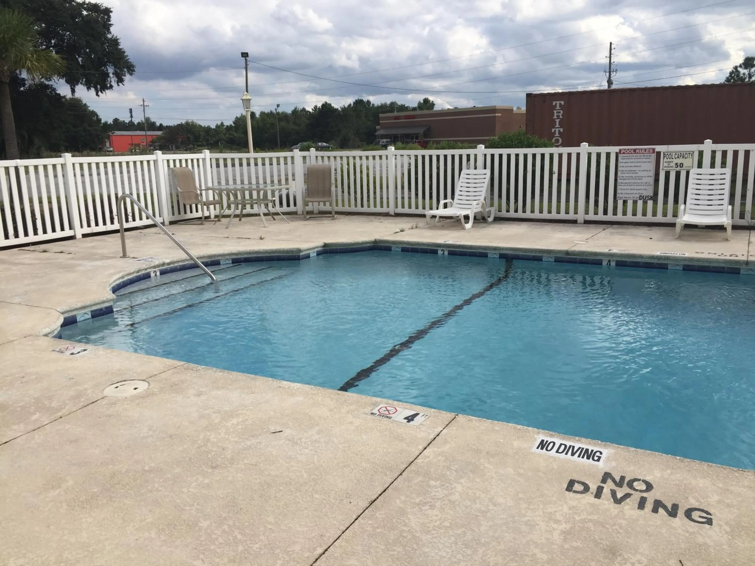 Swimming pool in Americas Best Value Inn & Suites Brunswick