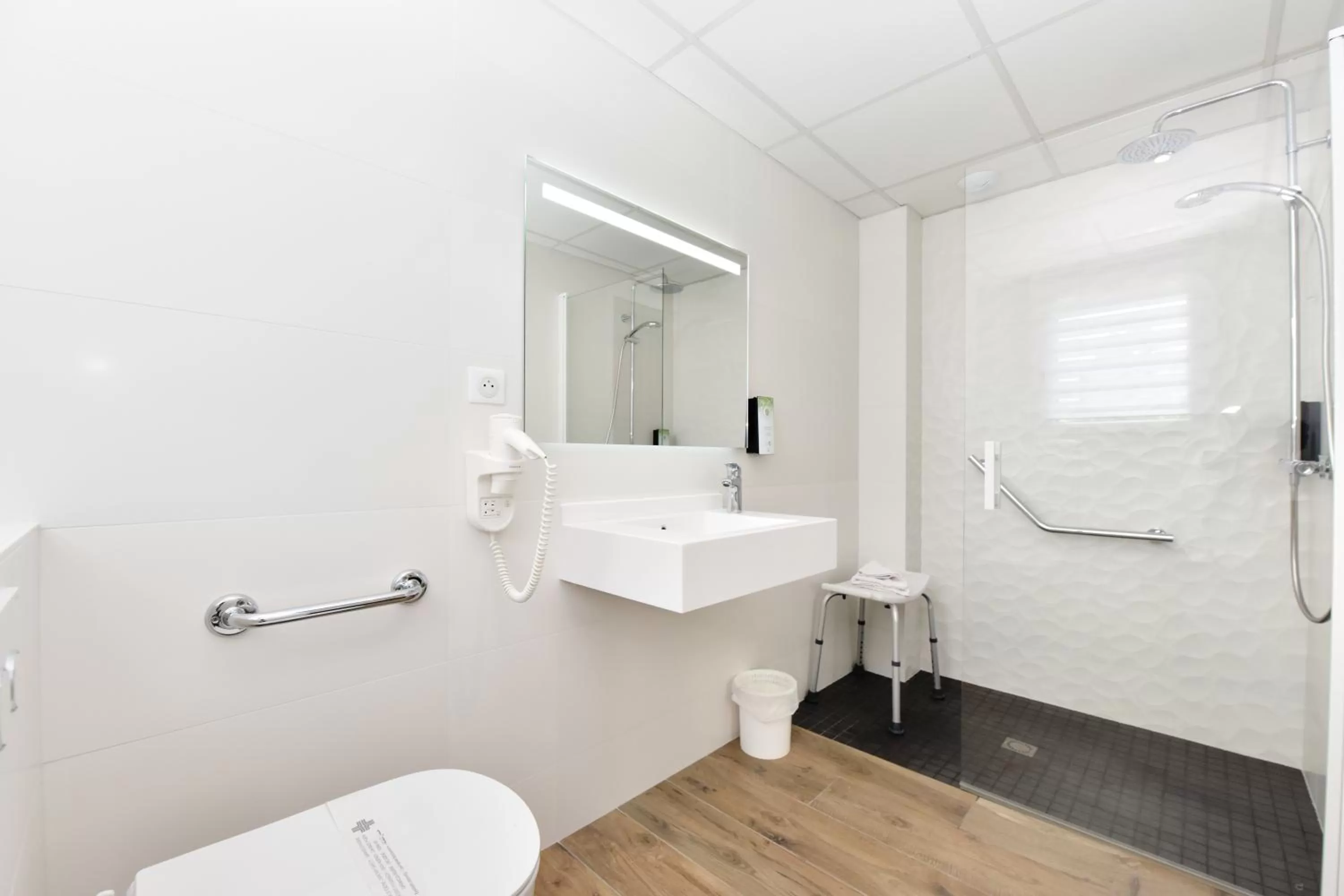 Bathroom in Hôtel Kyriad La Rochelle Centre Ville