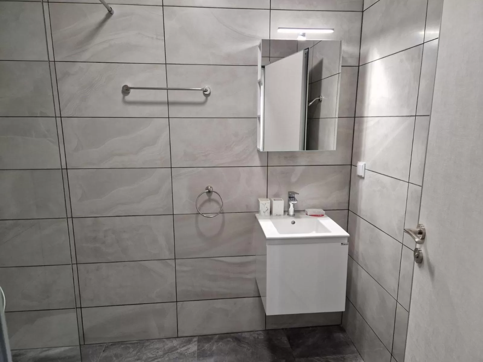 Shower in PAPAYA APARTMENTS