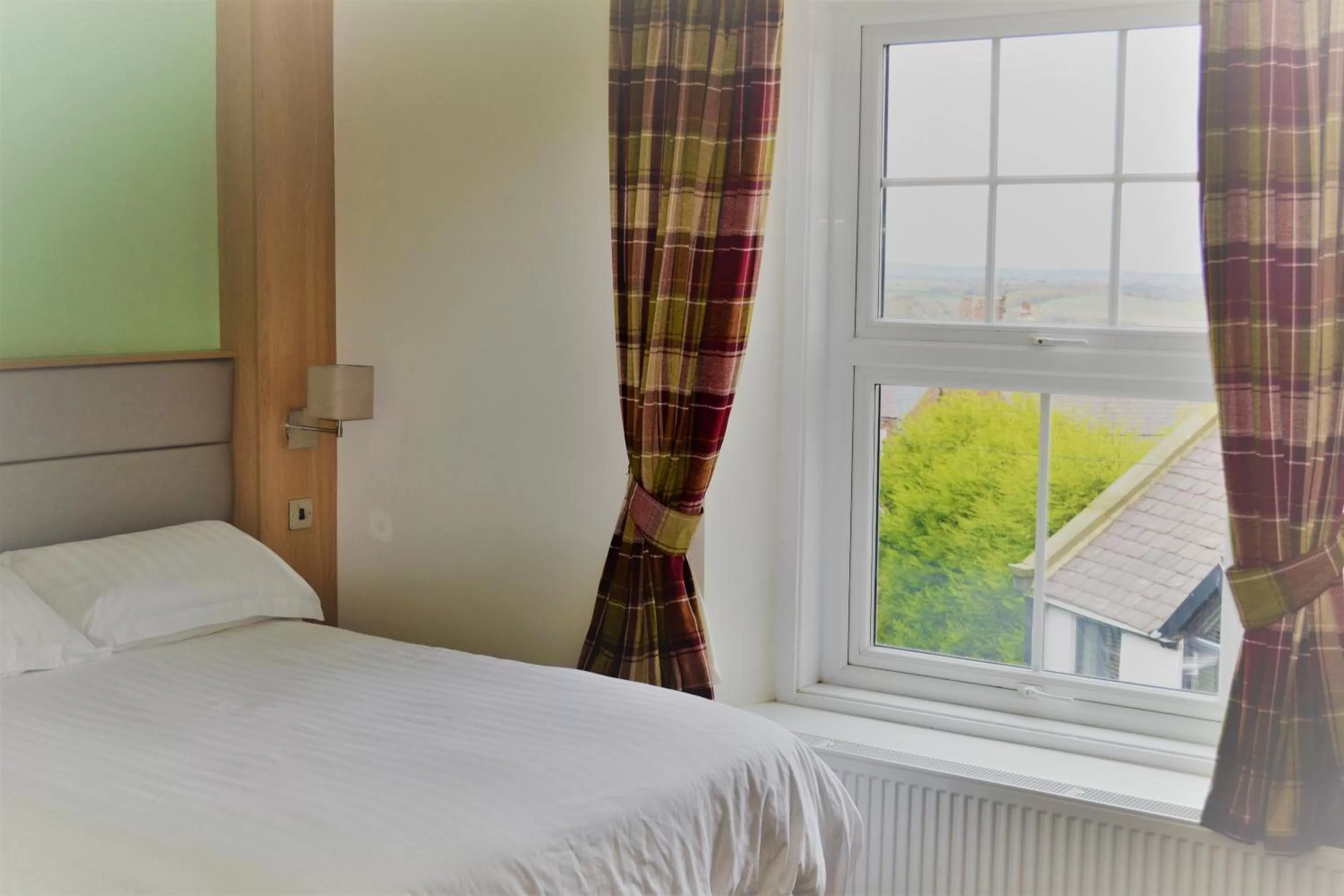 Photo of the whole room, Bed in Oak Tree Inn