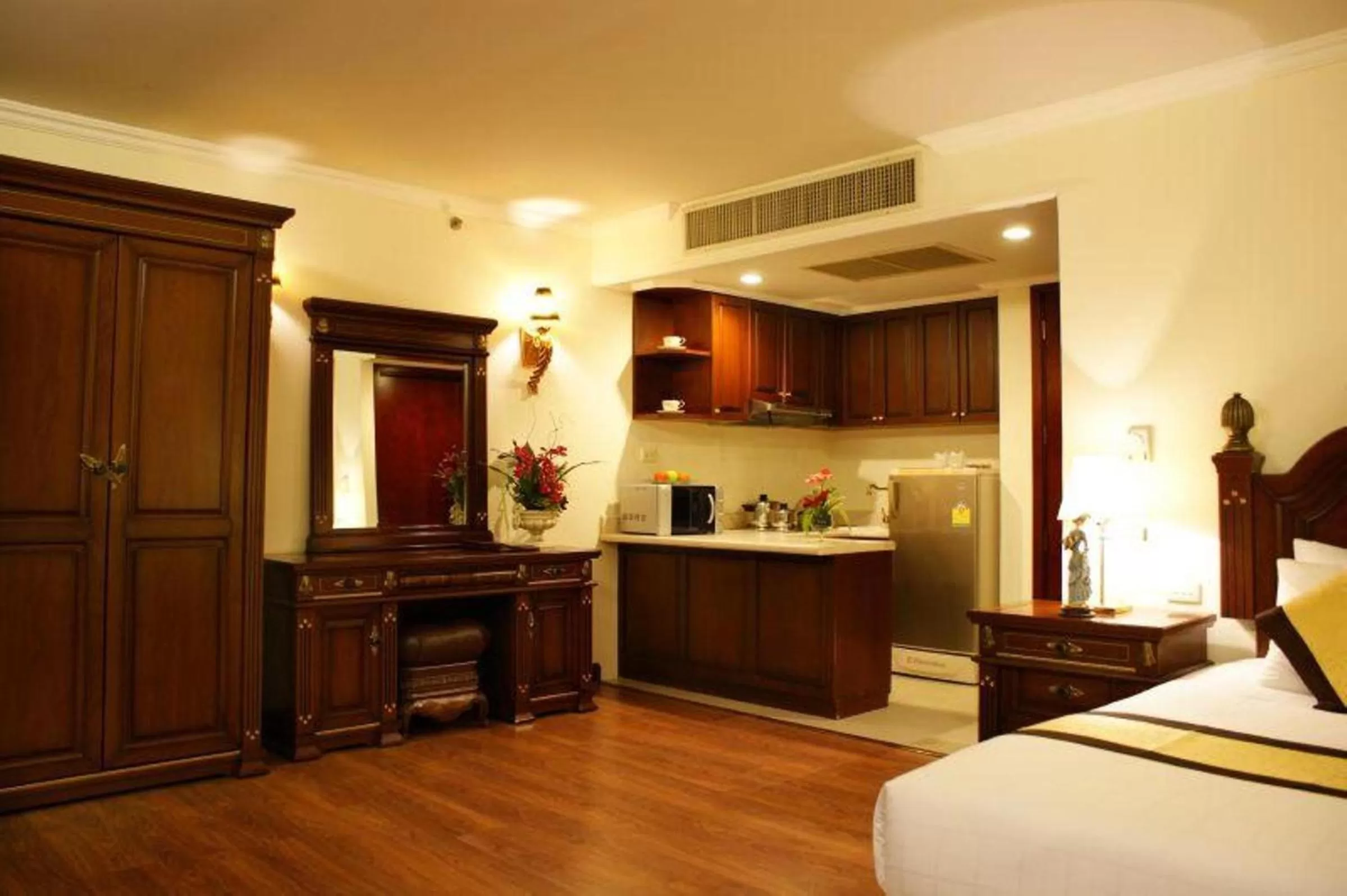 Kitchen or kitchenette, Bed in LK Metropole